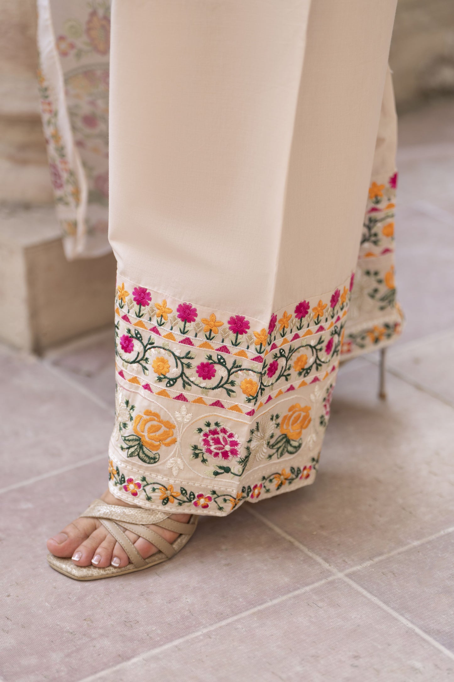 Zaiwa Sway10 3pc Cream Embroidered Lawn Farshi Shalwar Suit