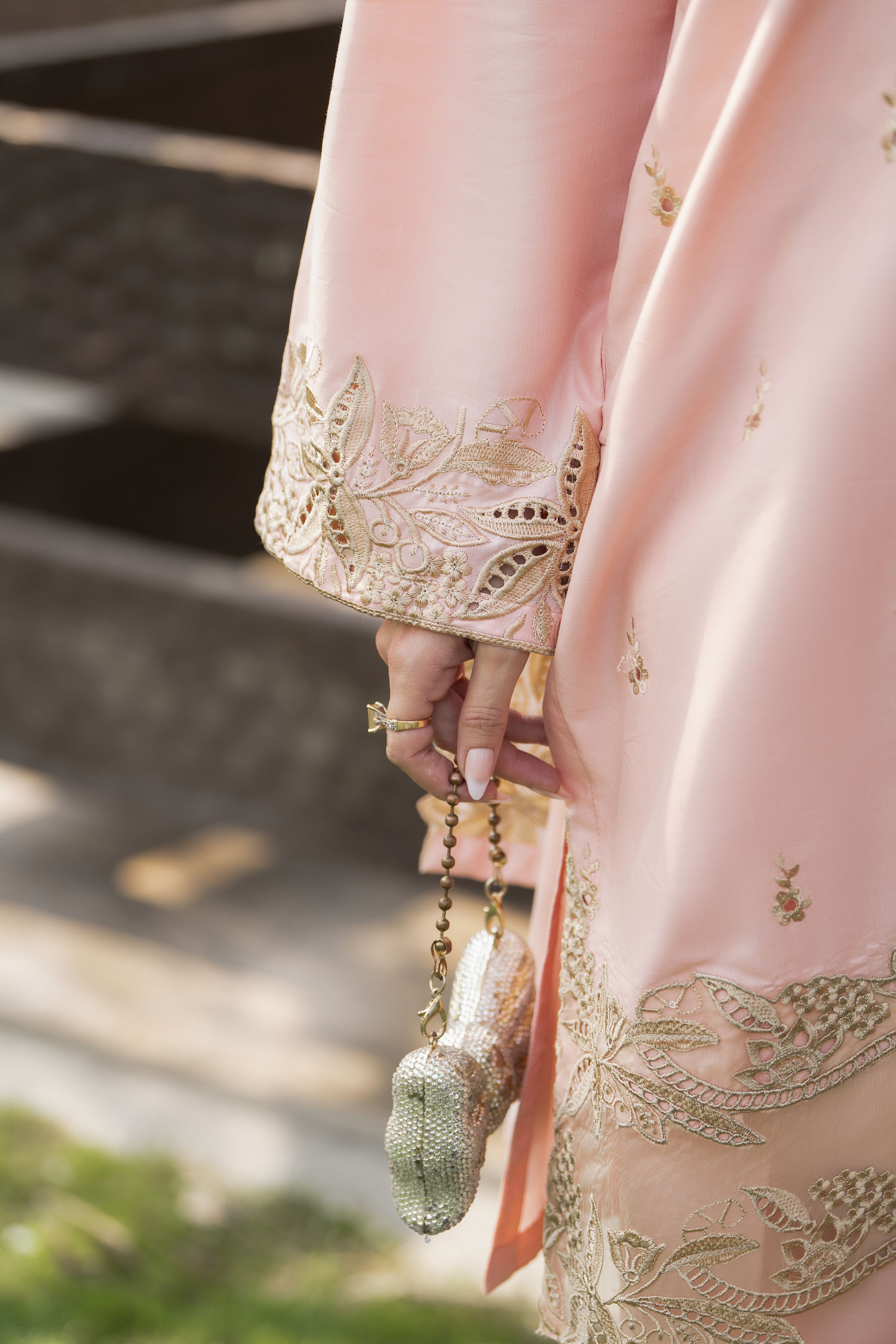 Gul Warun 3pc TEmbroidered Cotton Suit with Chiffon Scalloped Dupatta – AMG7