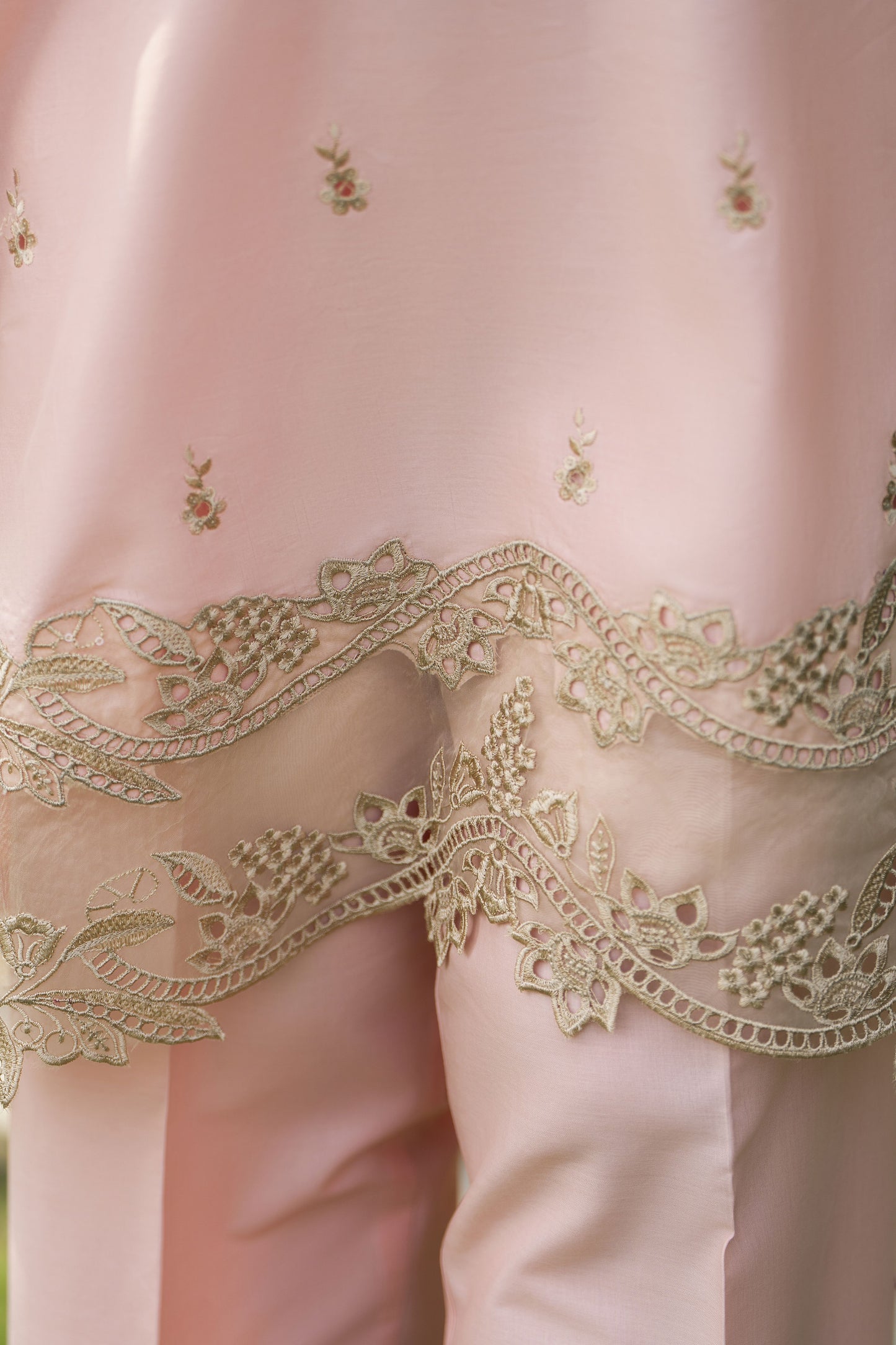 Gul Warun 3pc TEmbroidered Cotton Suit with Chiffon Scalloped Dupatta – AMG7