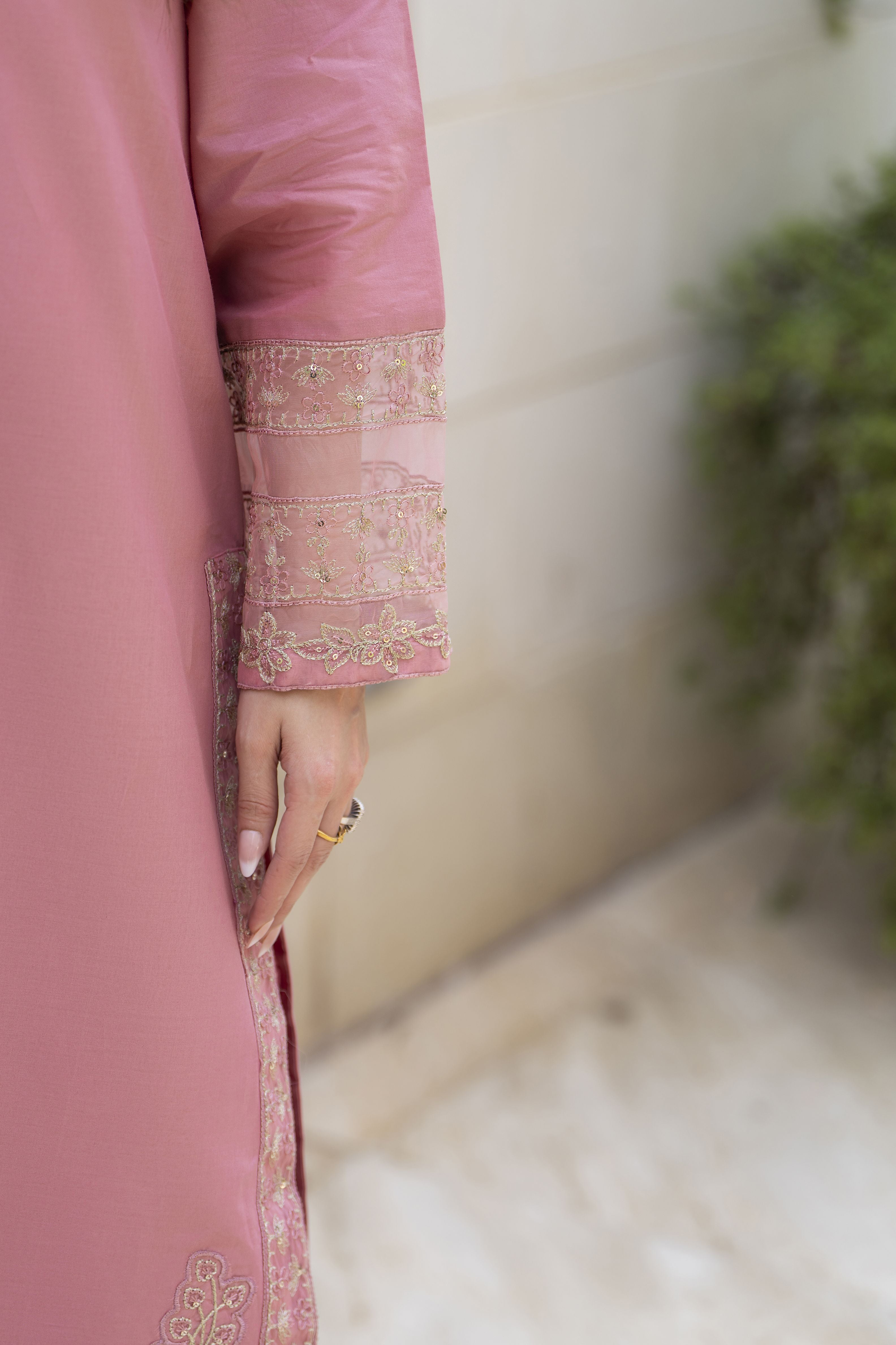 Gul Warun 3pc Thread & Sequin Embroidered Cotton Suit with Organza Dupatta – AMG2