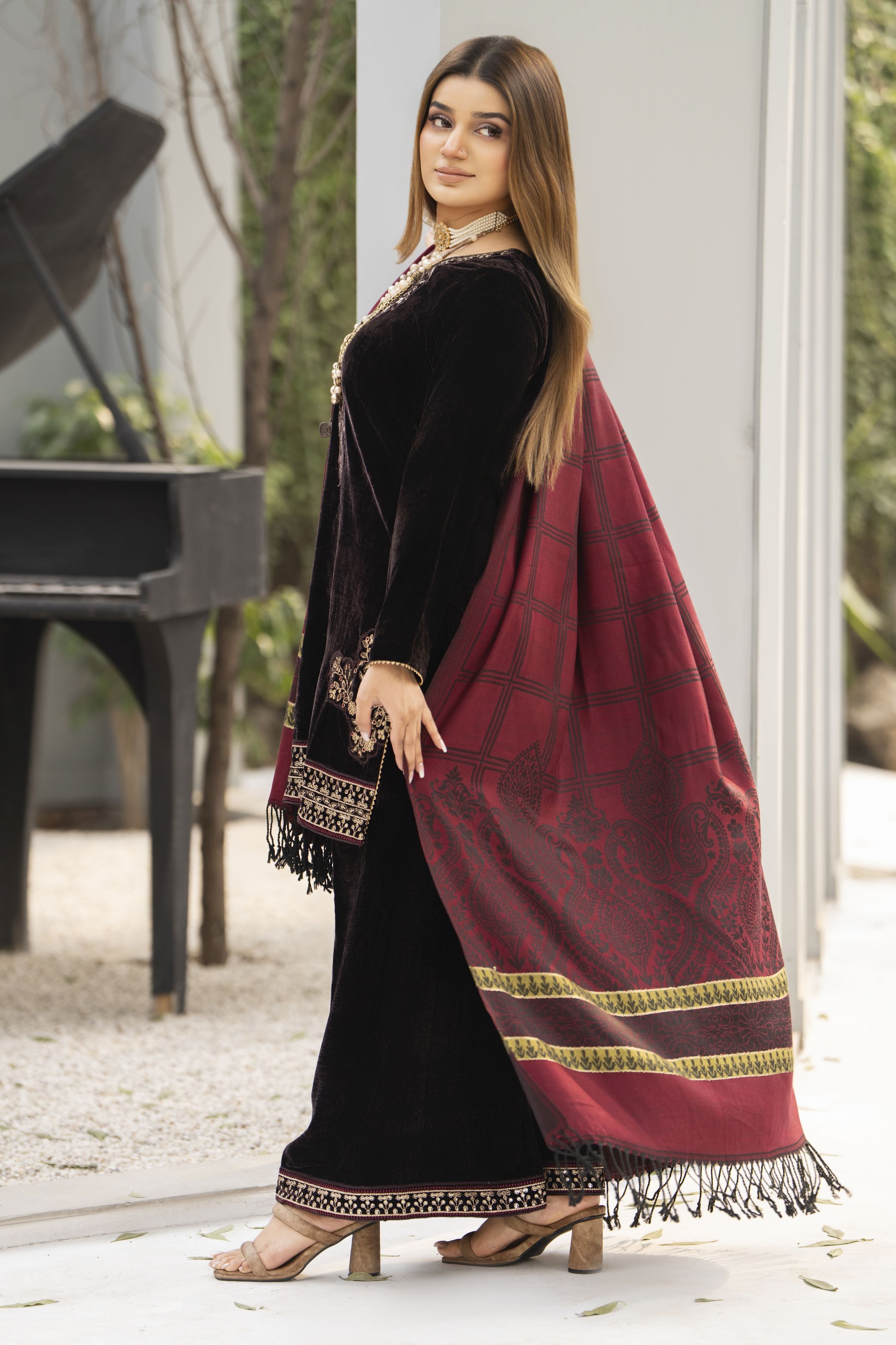 Zaina Plush – Zeen Velvet Ready to Wear 3pc Suit