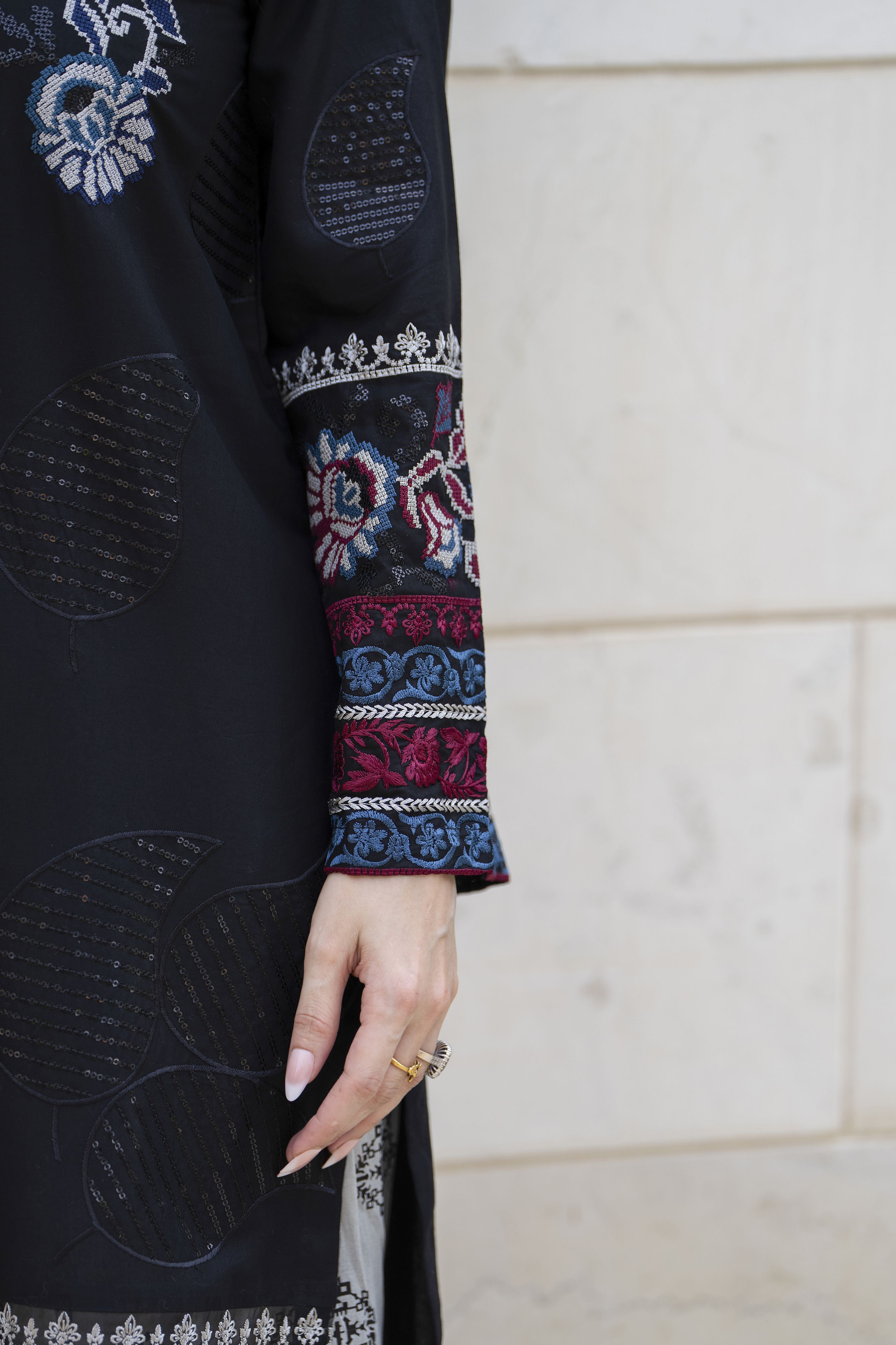 Gul Warun 3pc Cross-Stitch Embroidered Cotton Suit with Farshi Shalwar – AMG3