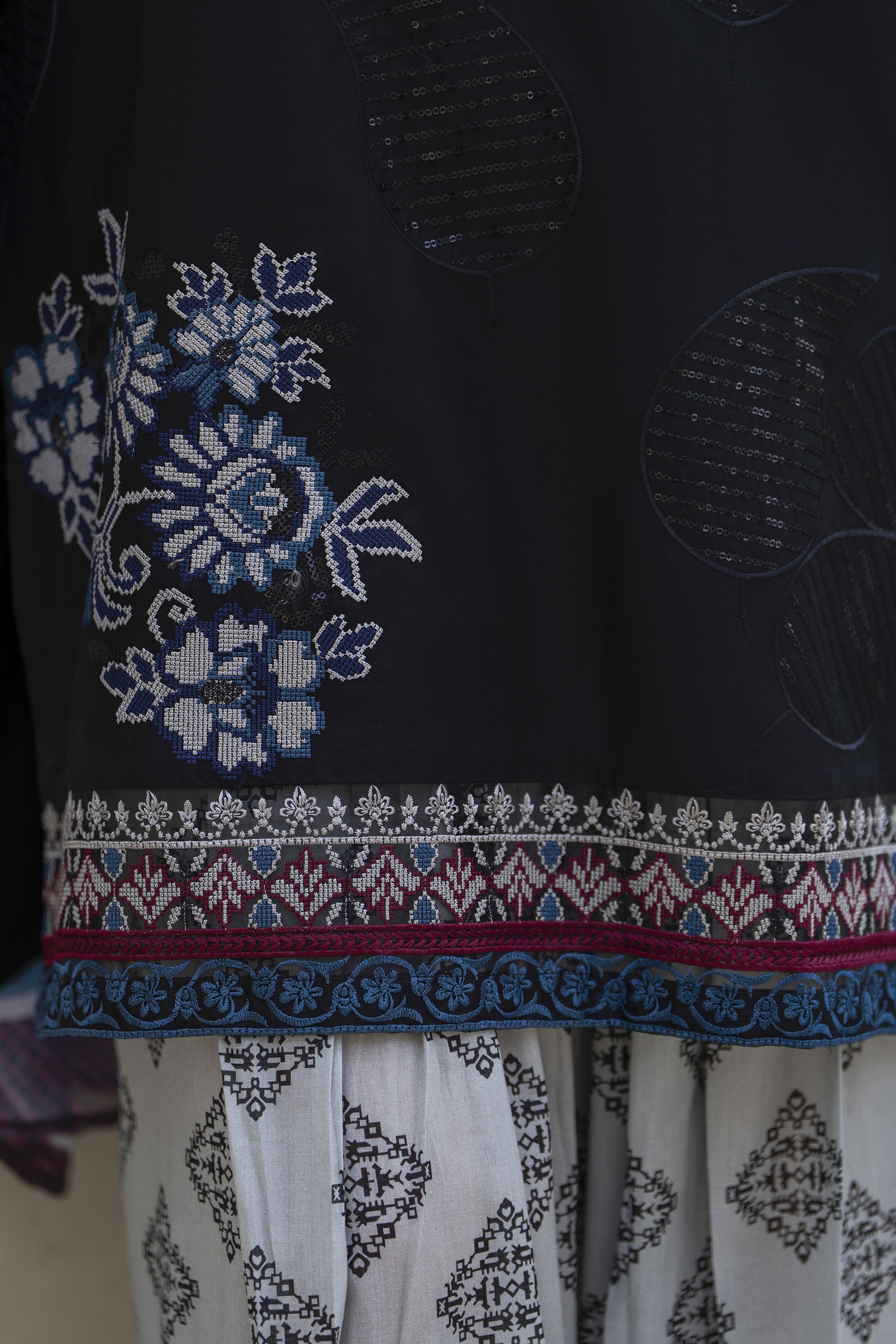 Gul Warun 3pc Cross-Stitch Embroidered Cotton Suit with Farshi Shalwar – AMG3