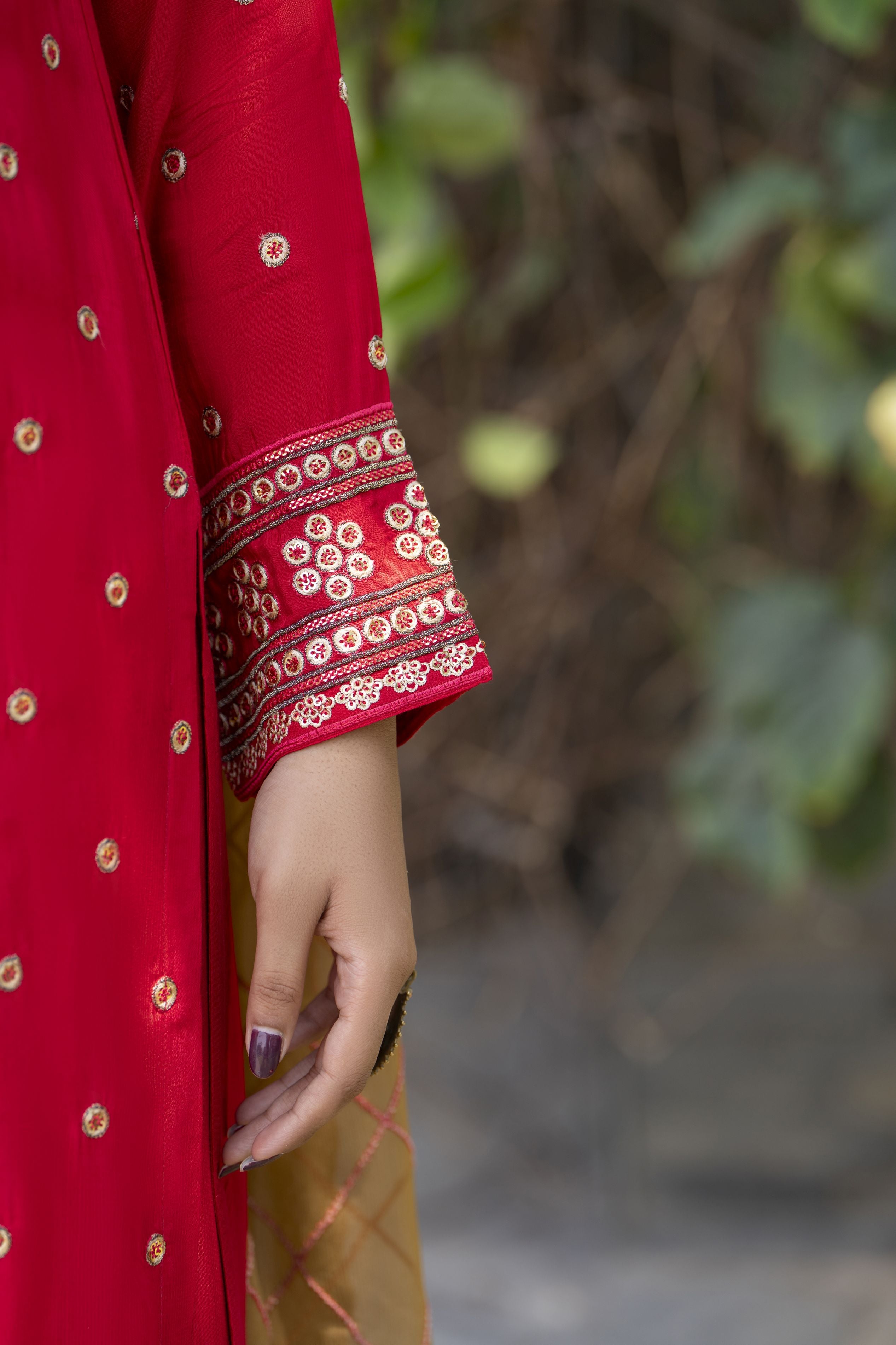 Radiant Red Embroidered 3pc Raw Silk Suit – Roshni1 by Gul Warun