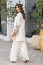 Ivory Floral Embroidered 3pc Short Shirt & Farshi Shalwar Set – Roshni4 by Gul Warun