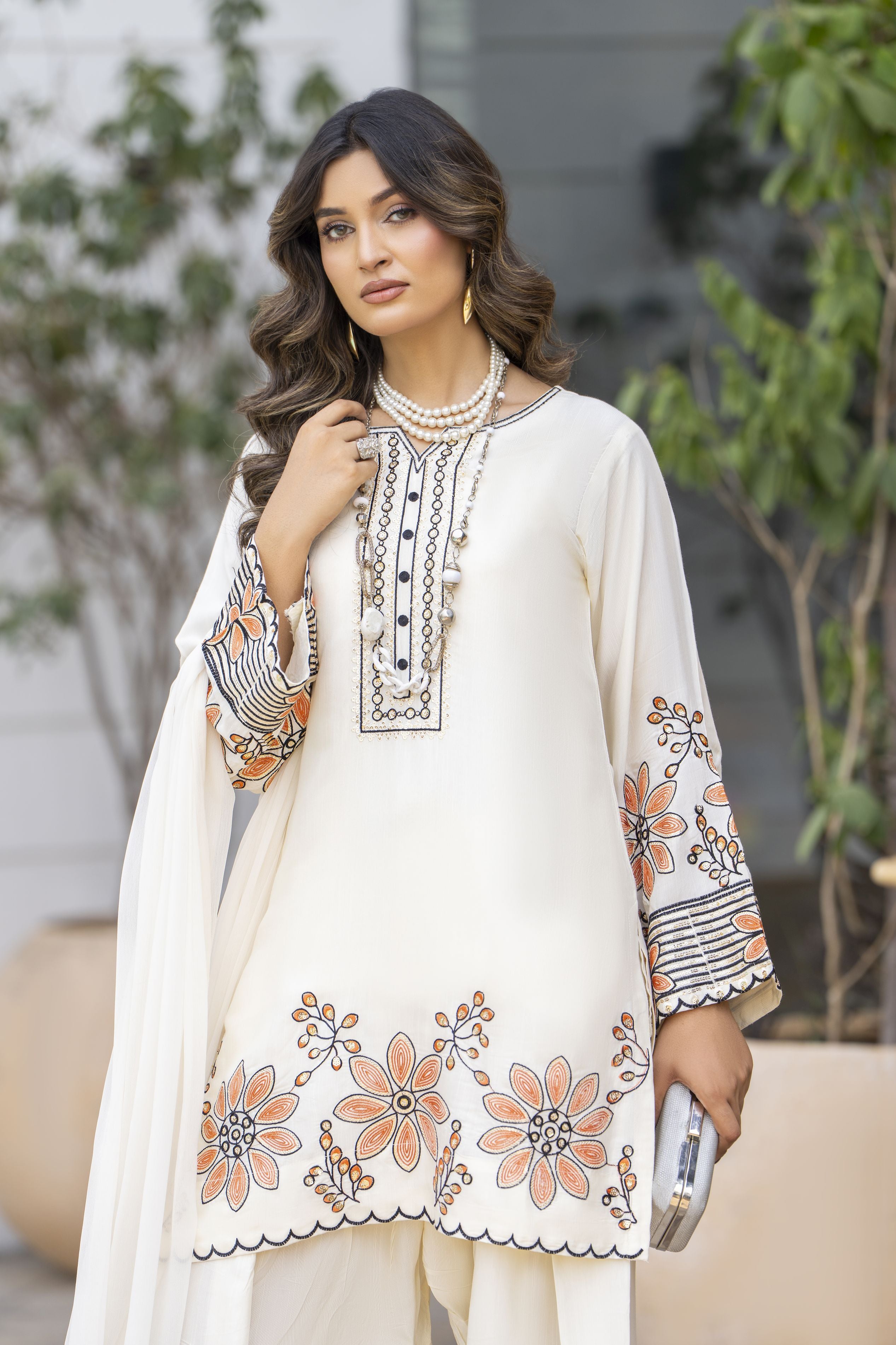Ivory Floral Embroidered 3pc Short Shirt & Farshi Shalwar Set – Roshni4 by Gul Warun