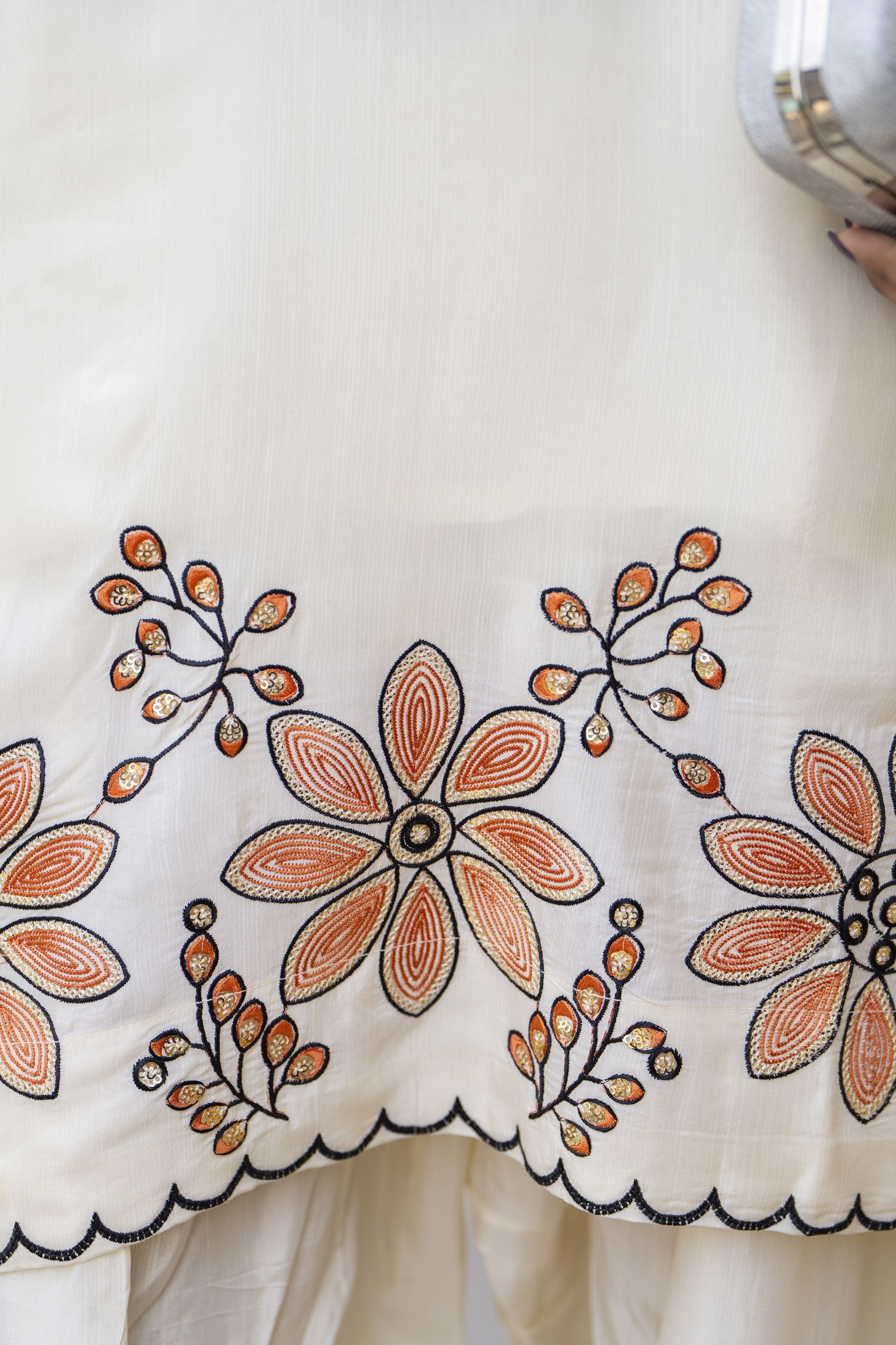 Ivory Floral Embroidered 3pc Short Shirt & Farshi Shalwar Set – Roshni4 by Gul Warun