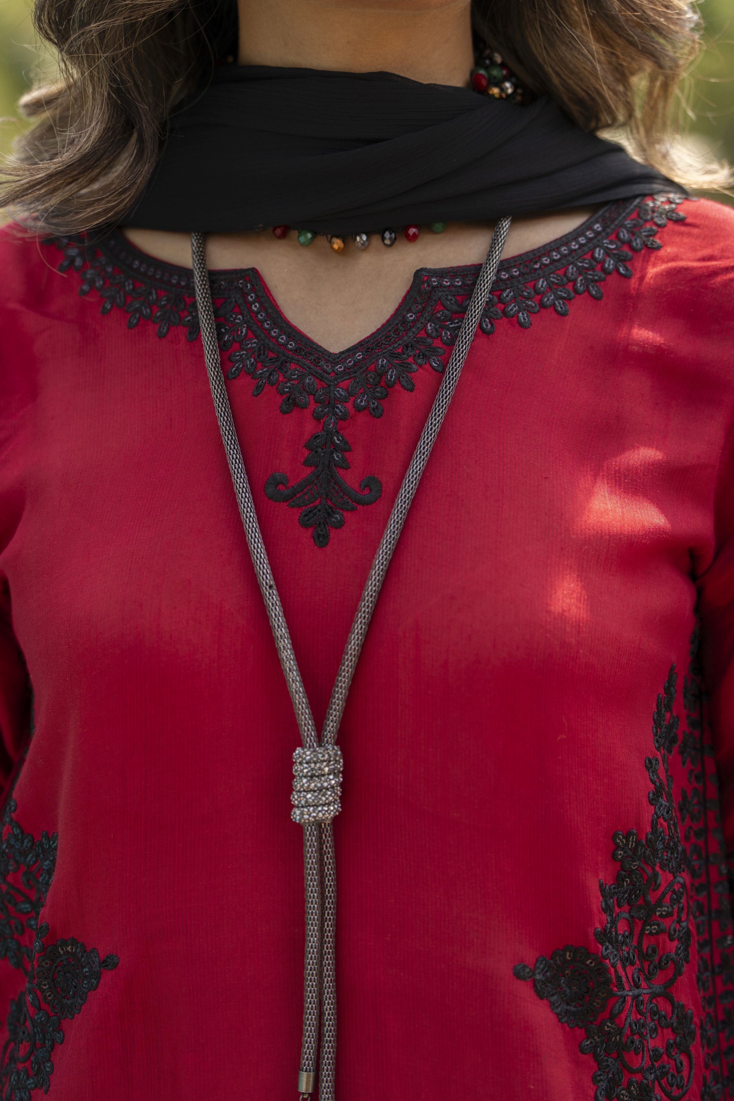 Ruby Red Embroidered 3pc Short Shirt & Farshi Shalwar Set – Roshni6 by Gul Warun