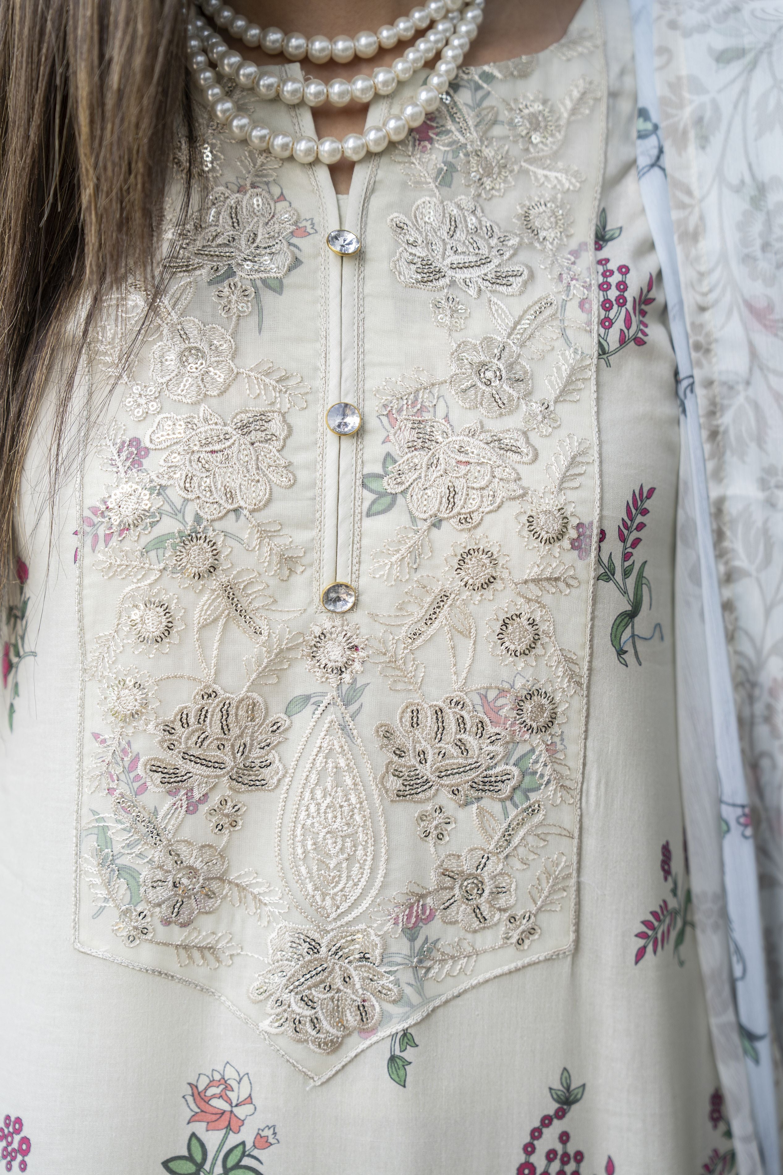 Ivory 3pc Embroidered Lawn Suit | Garmi Ka Jora by Dress Code – GKJ5