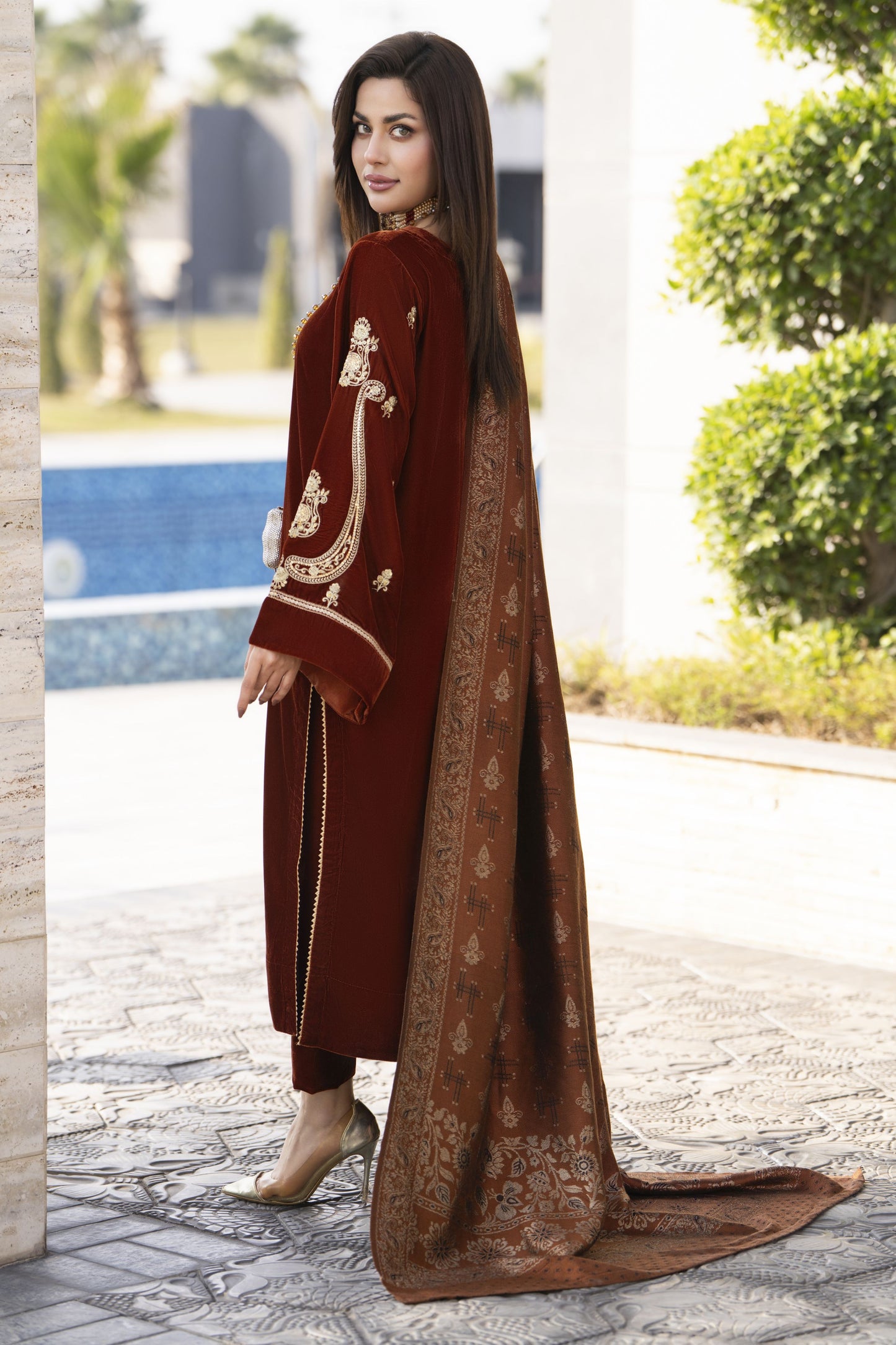 Aleezay KASHMÉ – Deep Rust Velvet 3pc Suit with Jacquard Shawl KA2