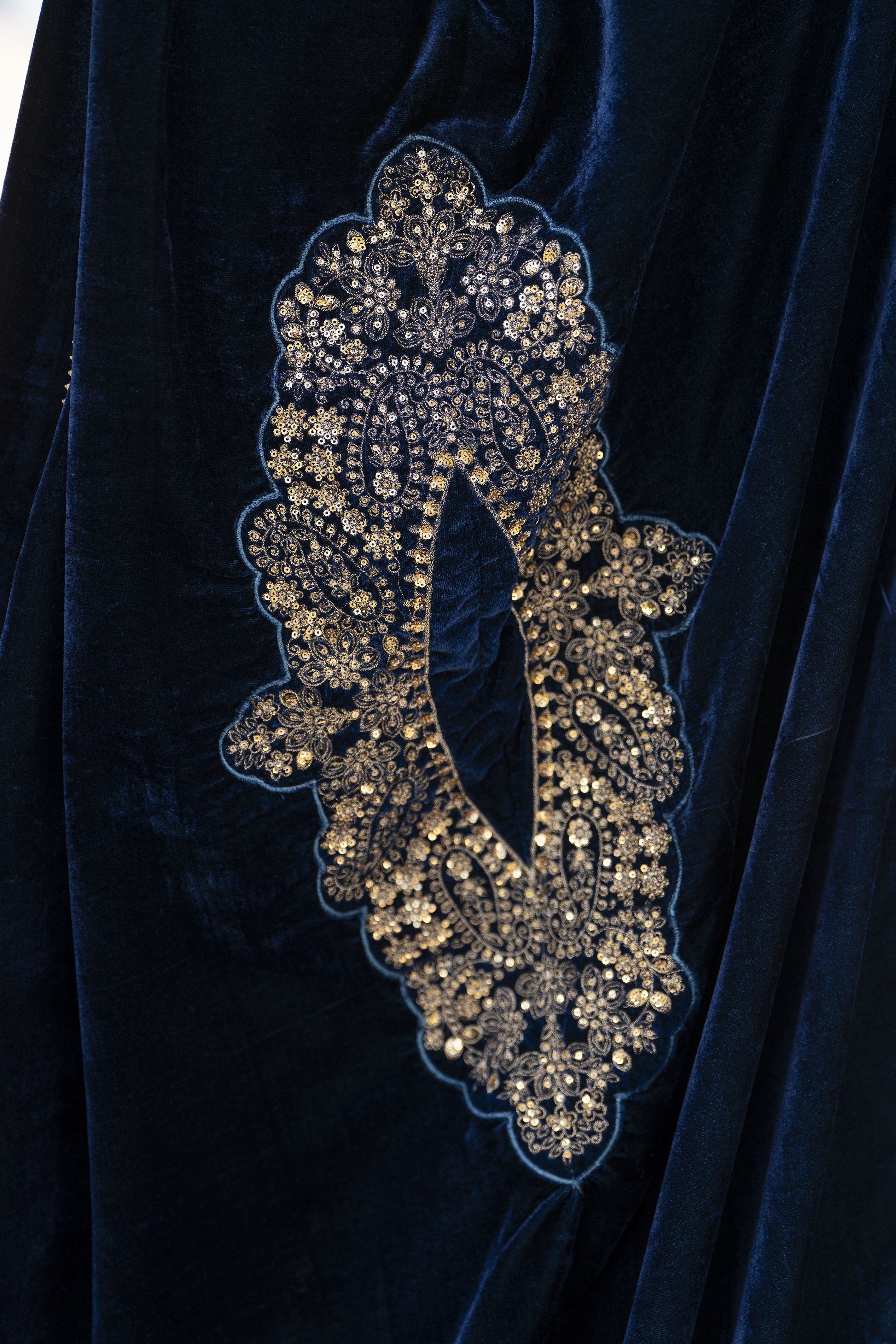 Aleezay KASHMÉ – Midnight Teal Velvet 3pc Suit with Velvet Shawl KA8