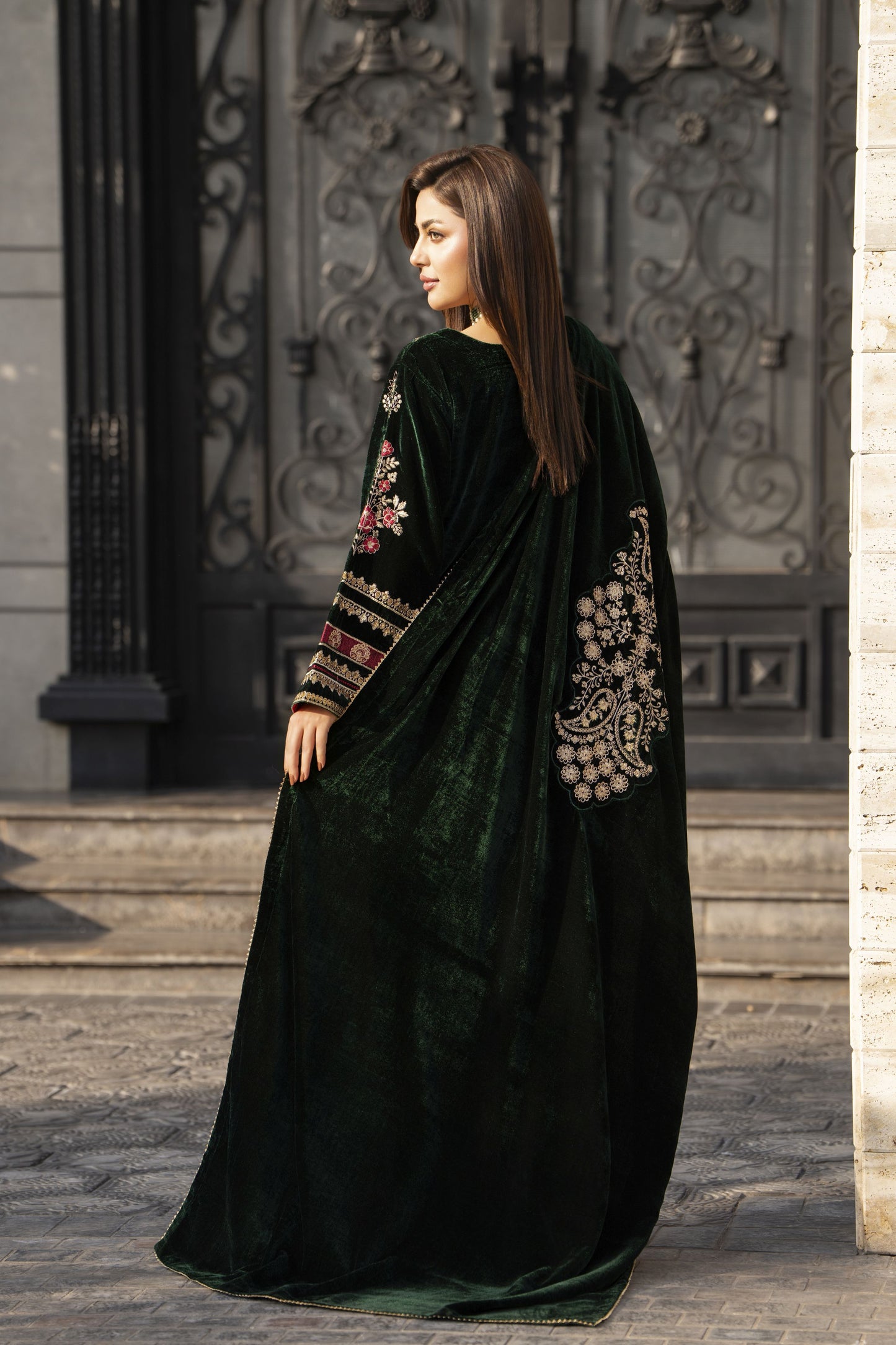 Aleezay KASHMÉ – Forest Green Velvet 3pc Suit with Velvet Shawl KA9