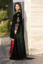 Aleezay KASHMÉ – Forest Green Velvet 3pc Suit with Velvet Shawl KA9
