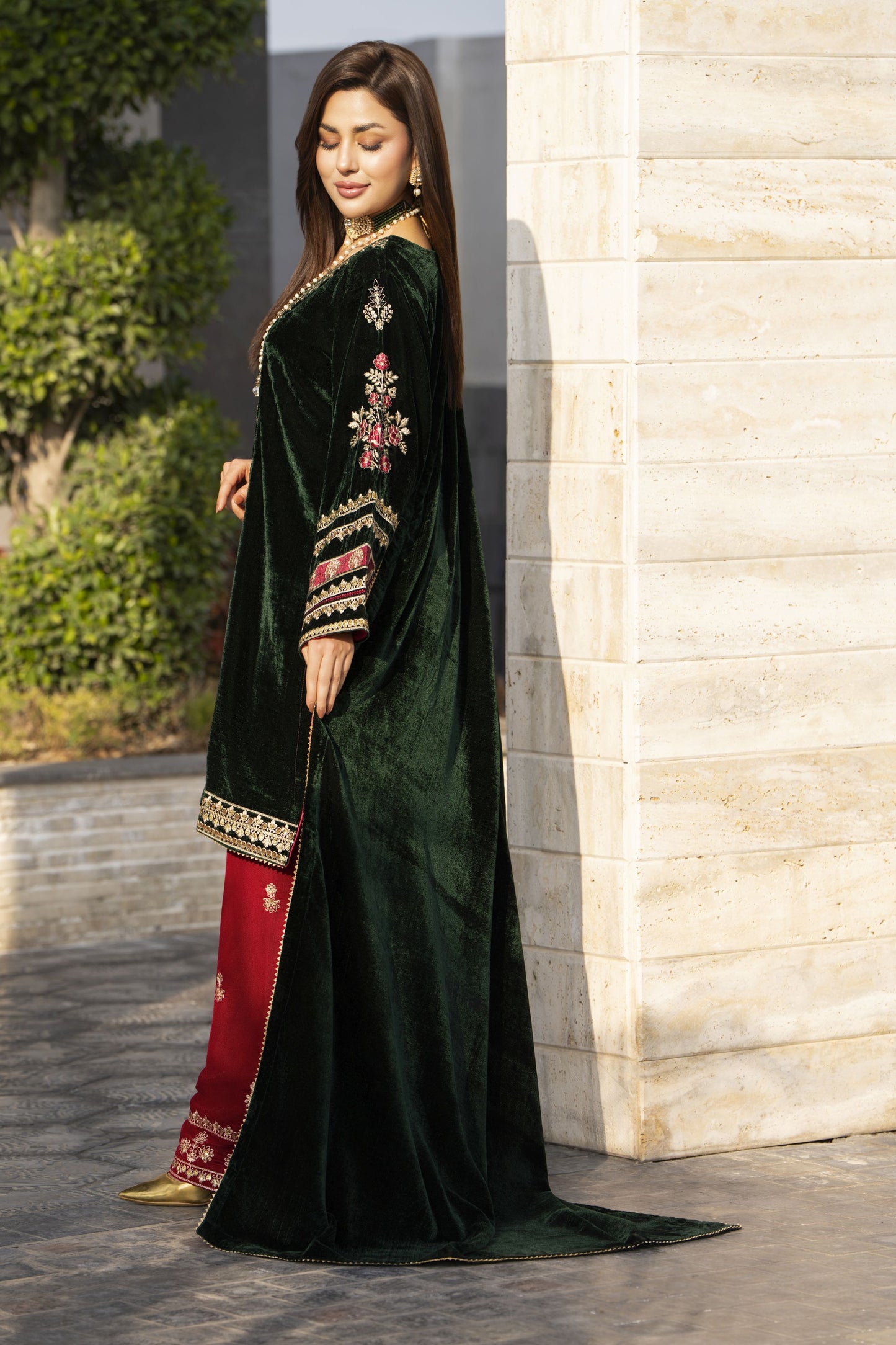 Aleezay KASHMÉ – Forest Green Velvet 3pc Suit with Velvet Shawl KA9