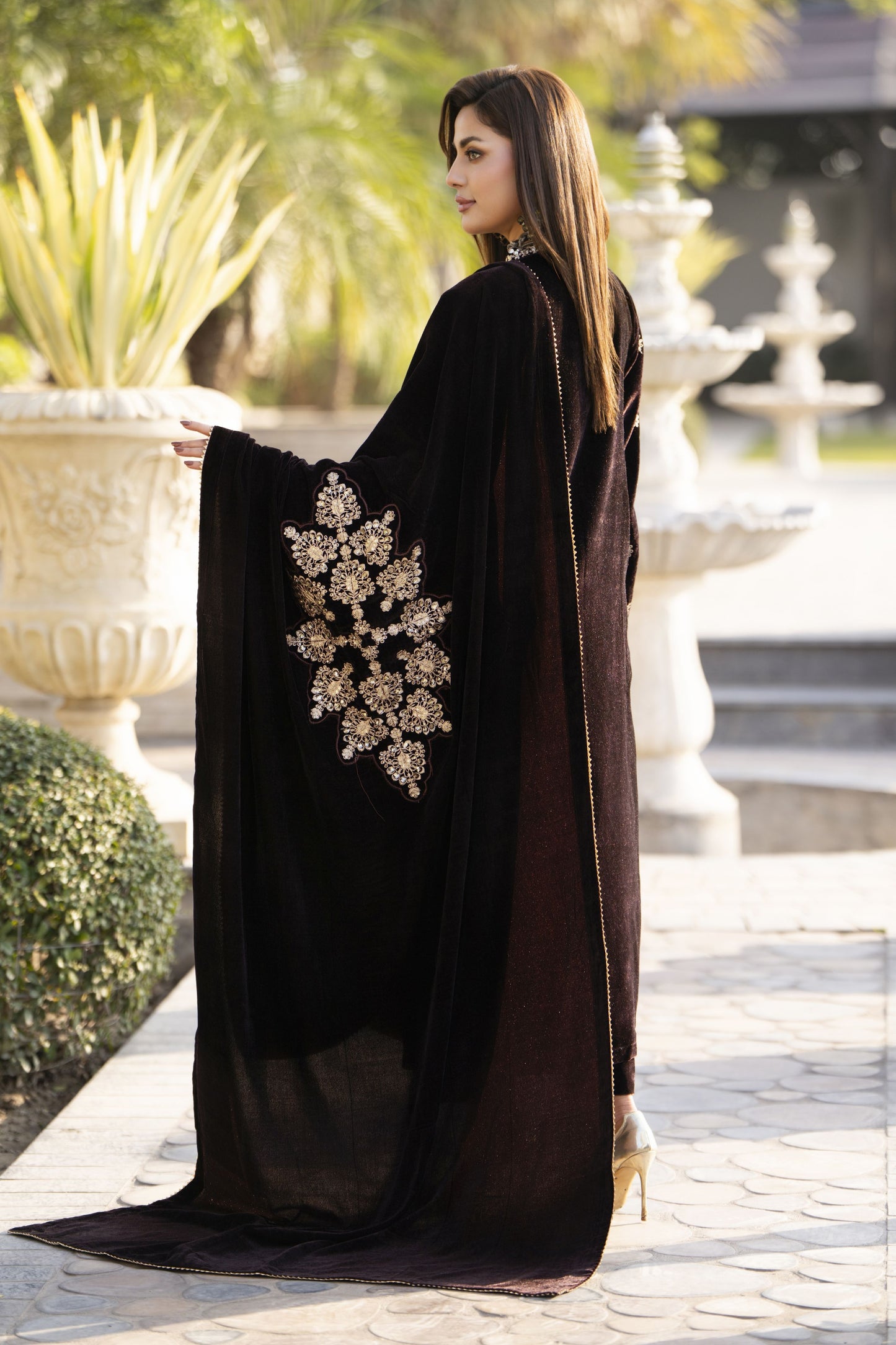 Aleezay KASHMÉ – Dark Brown Velvet 3pc Suit with Velvet Shawl KA4