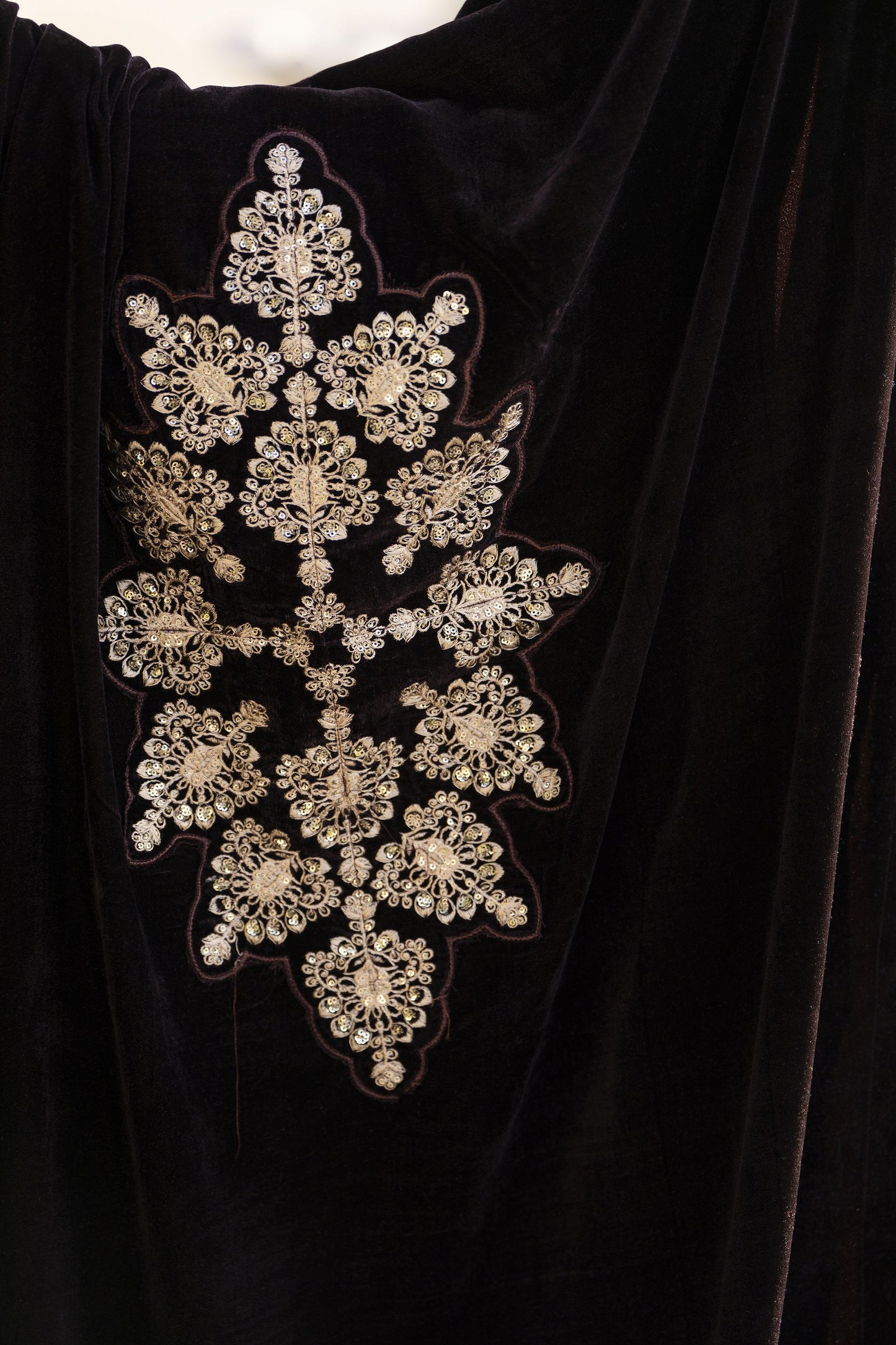 Aleezay KASHMÉ – Dark Brown Velvet 3pc Suit with Velvet Shawl KA4