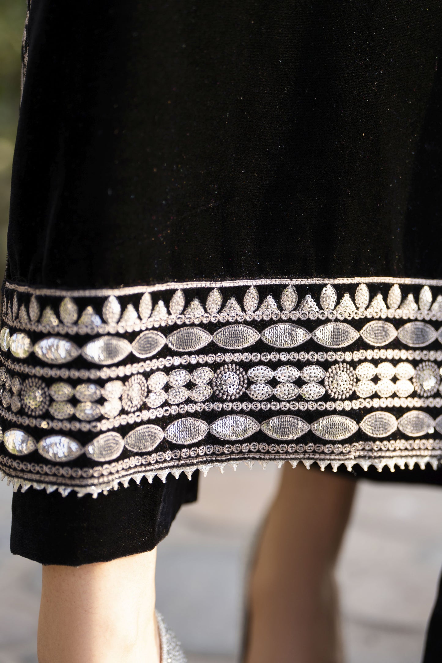 Aleezay KASHMÉ – Jet Black Velvet 3pc Suit with Velvet Shawl KA10