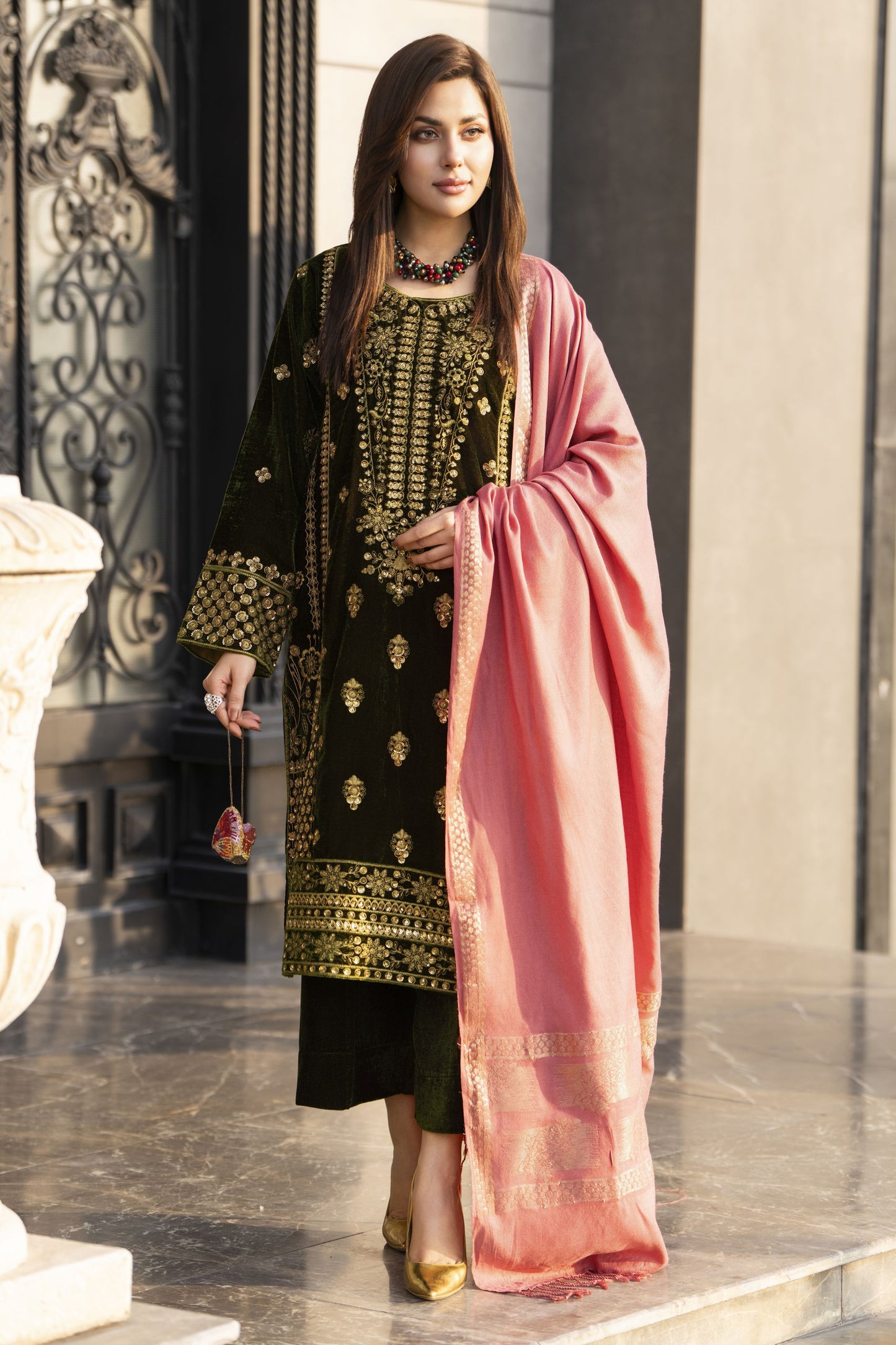 Aleezay KASHMÉ – Olive Green Velvet 3pc Suit with Shawl KA3