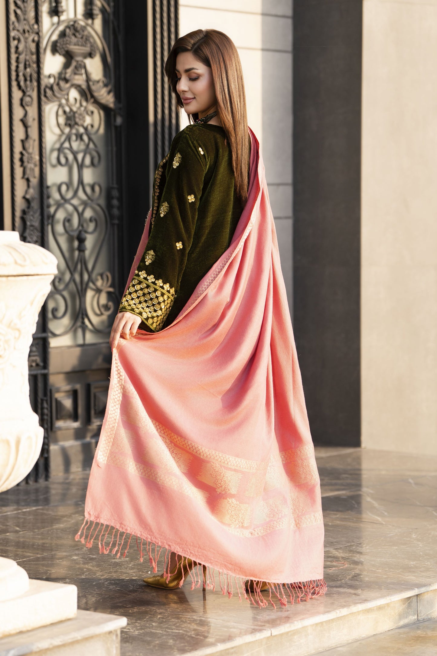 Aleezay KASHMÉ – Olive Green Velvet 3pc Suit with Shawl KA3