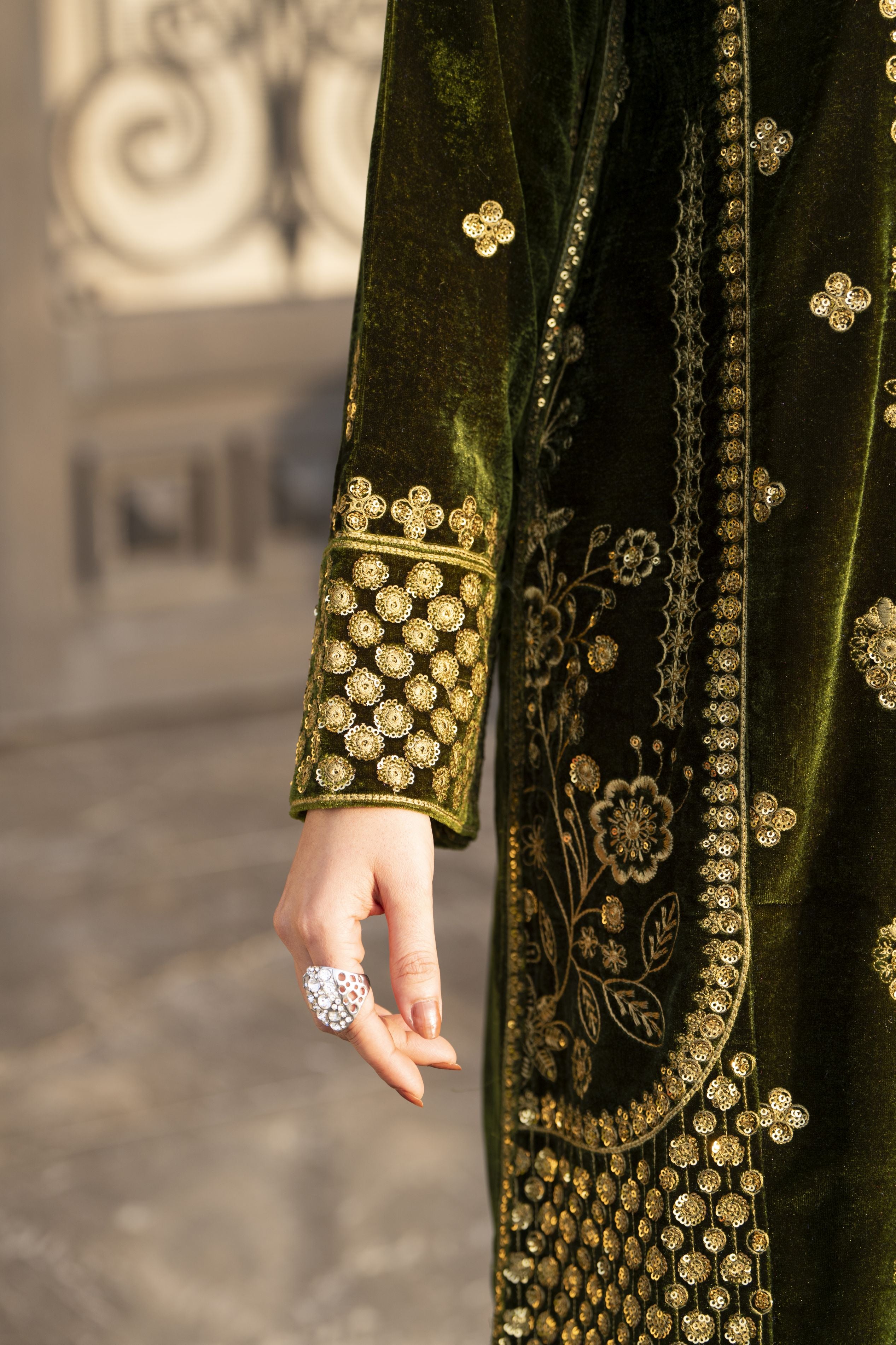 Aleezay KASHMÉ – Olive Green Velvet 3pc Suit with Shawl KA3