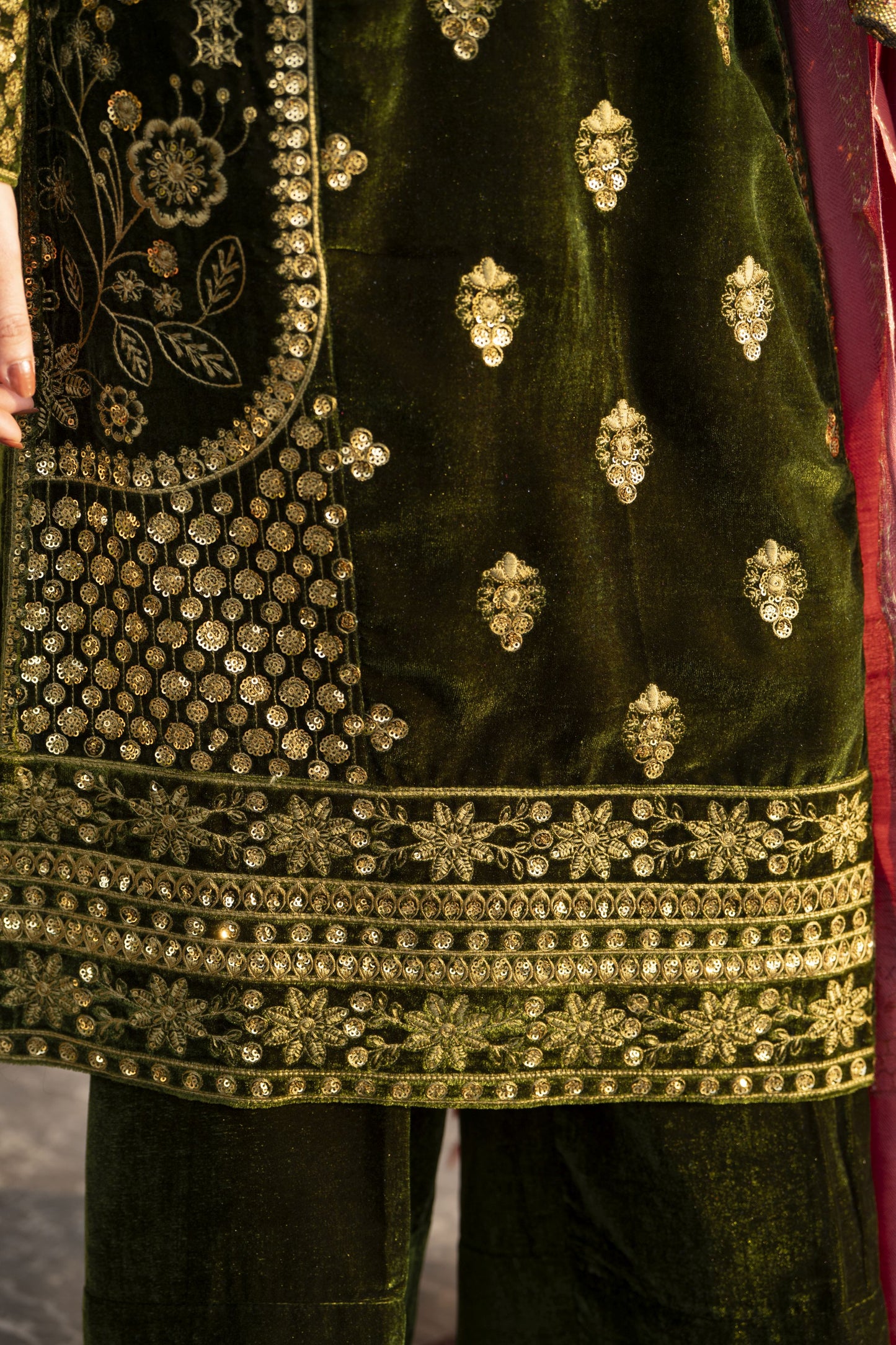 Aleezay KASHMÉ – Olive Green Velvet 3pc Suit with Shawl KA3