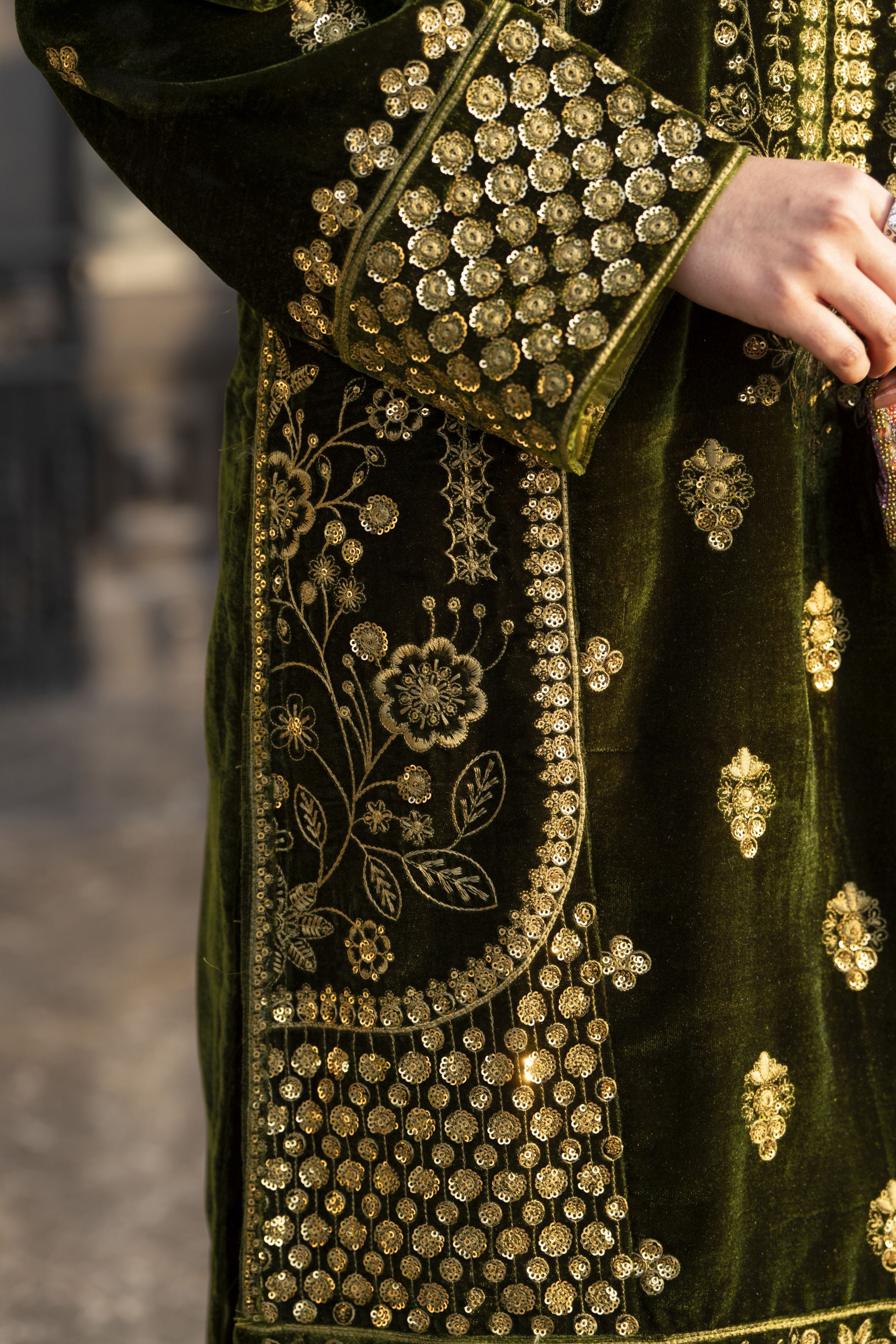 Aleezay KASHMÉ – Olive Green Velvet 3pc Suit with Shawl KA3