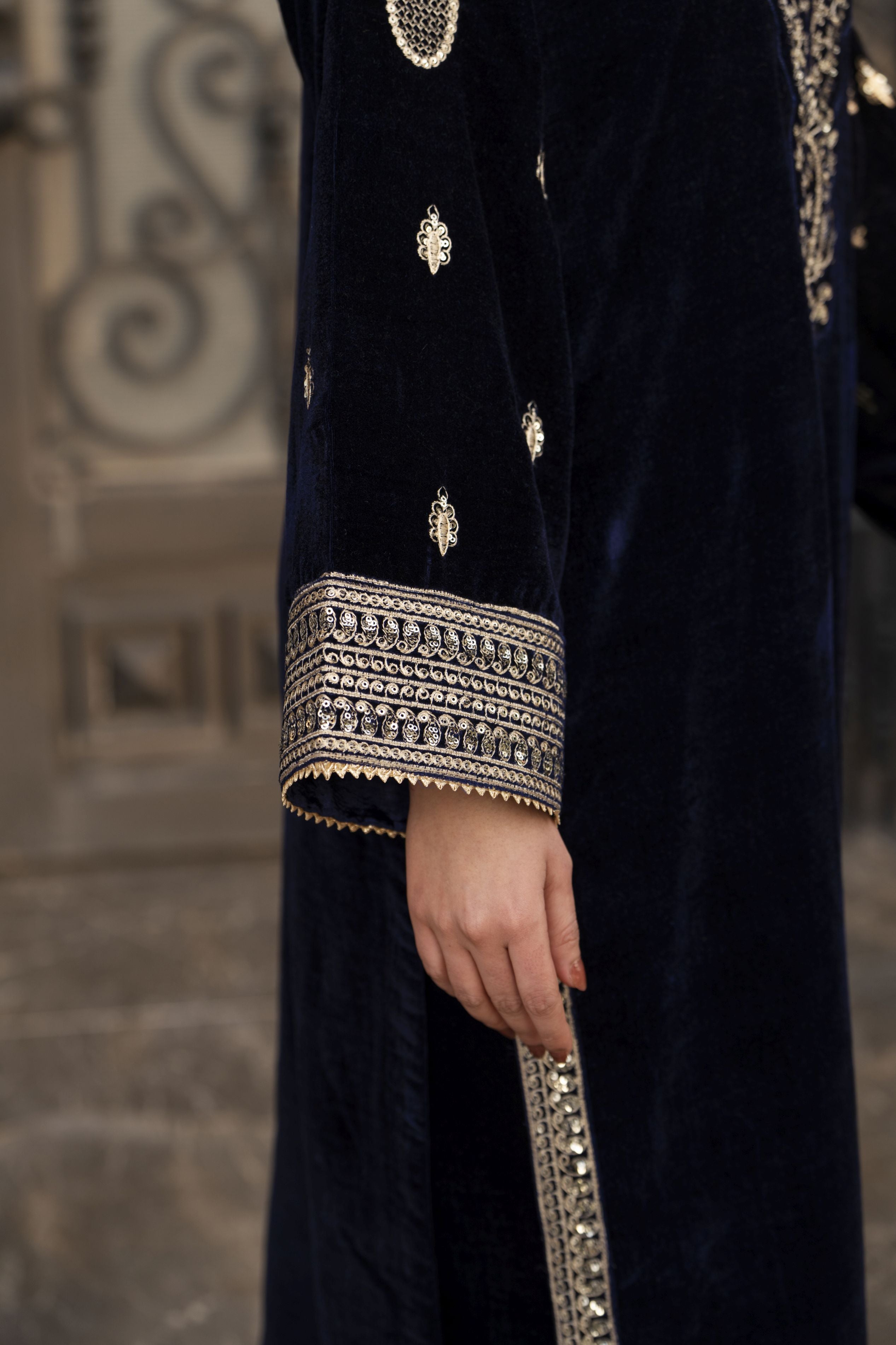 Aleezay KASHMÉ – Navy Blue Velvet 3pc Suit with Velvet Shawl KA6