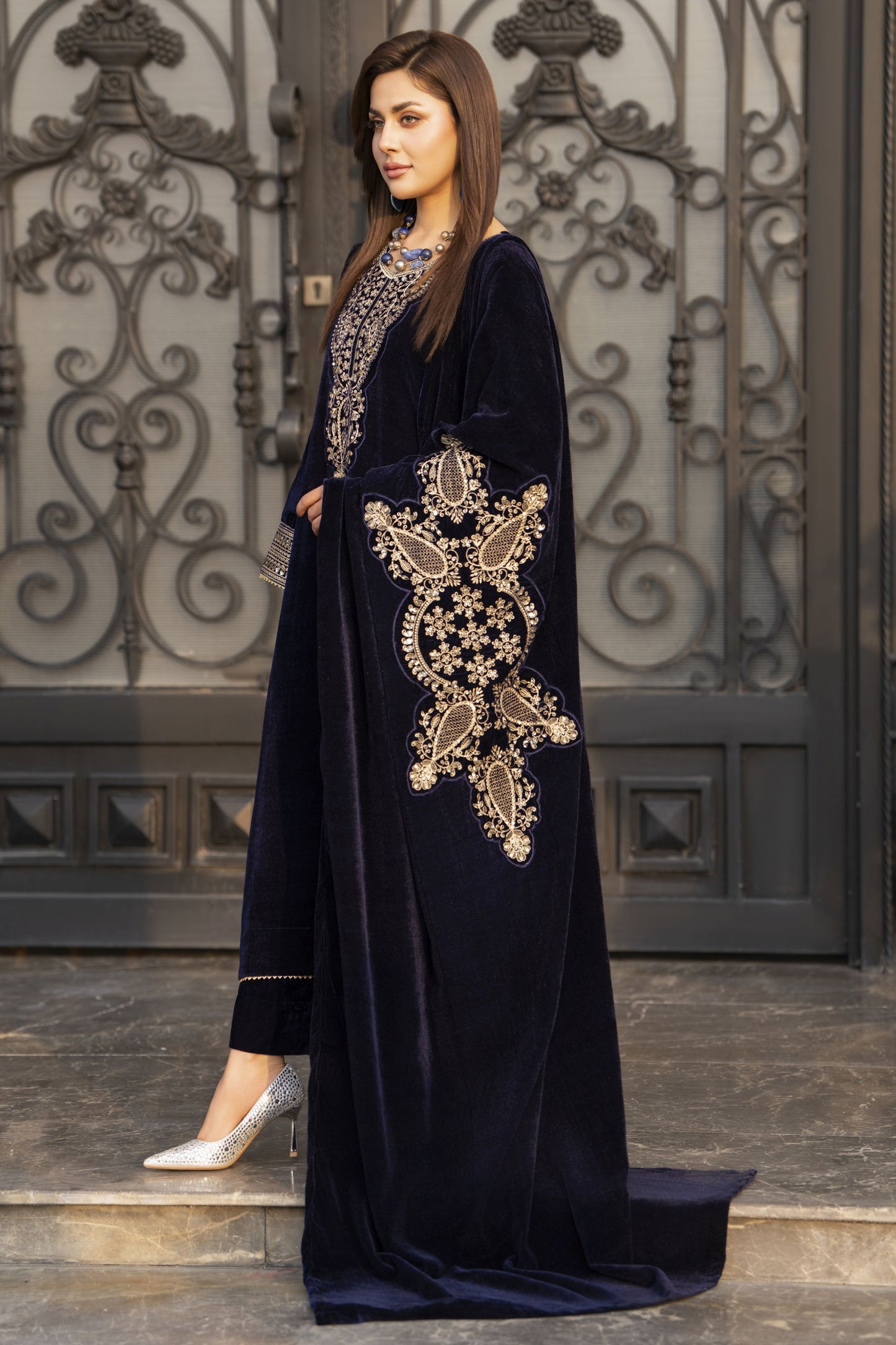 Aleezay KASHMÉ – Navy Blue Velvet 3pc Suit with Velvet Shawl KA6