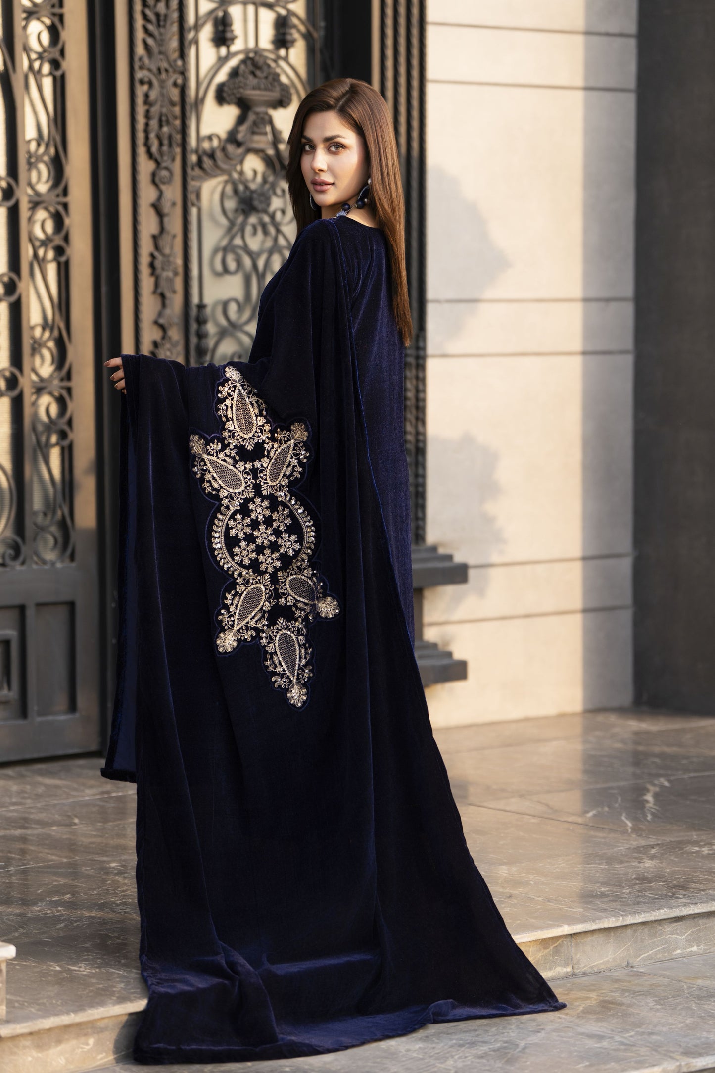 Aleezay KASHMÉ – Navy Blue Velvet 3pc Suit with Velvet Shawl KA6