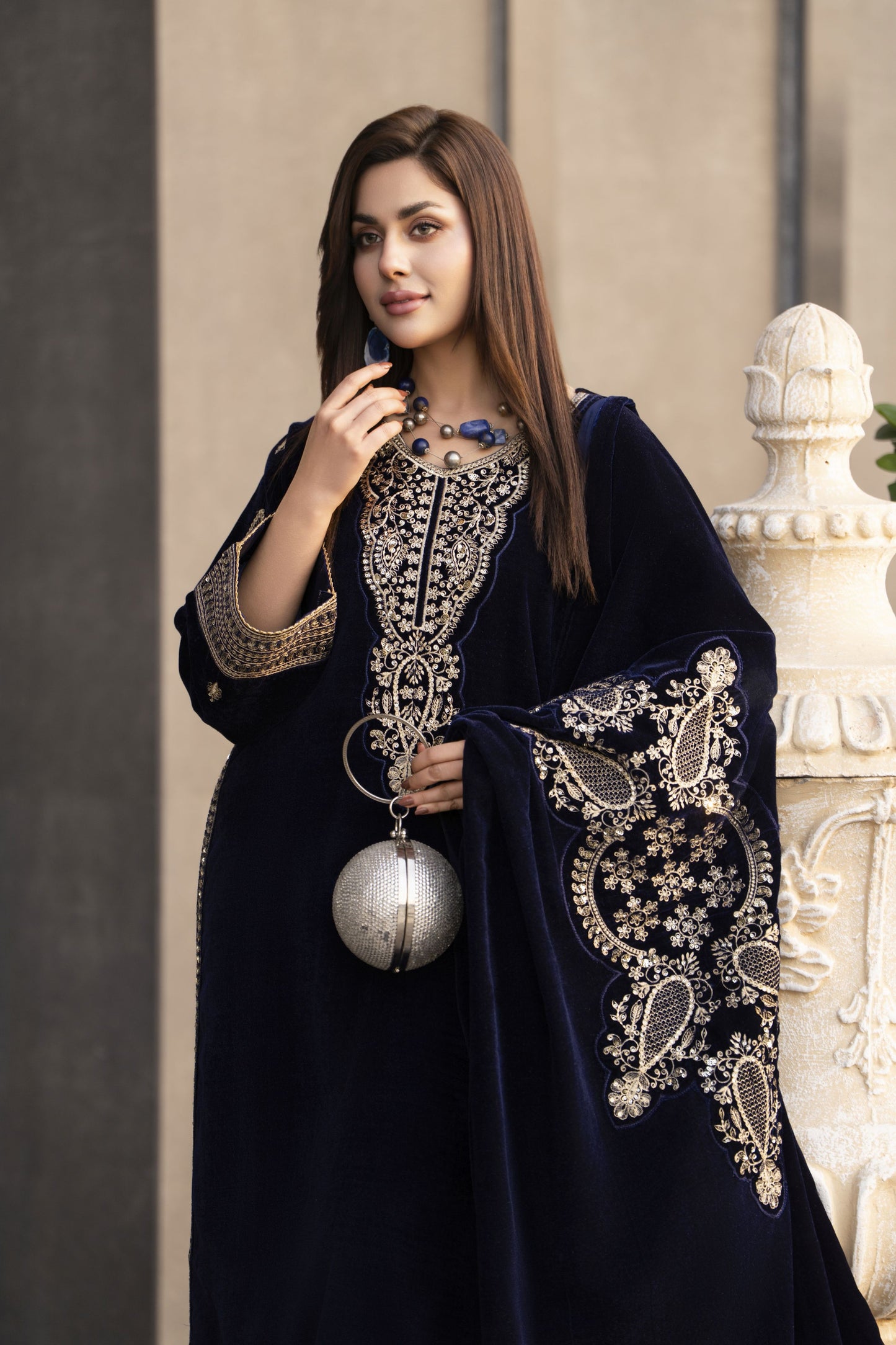 Aleezay KASHMÉ – Navy Blue Velvet 3pc Suit with Velvet Shawl KA6