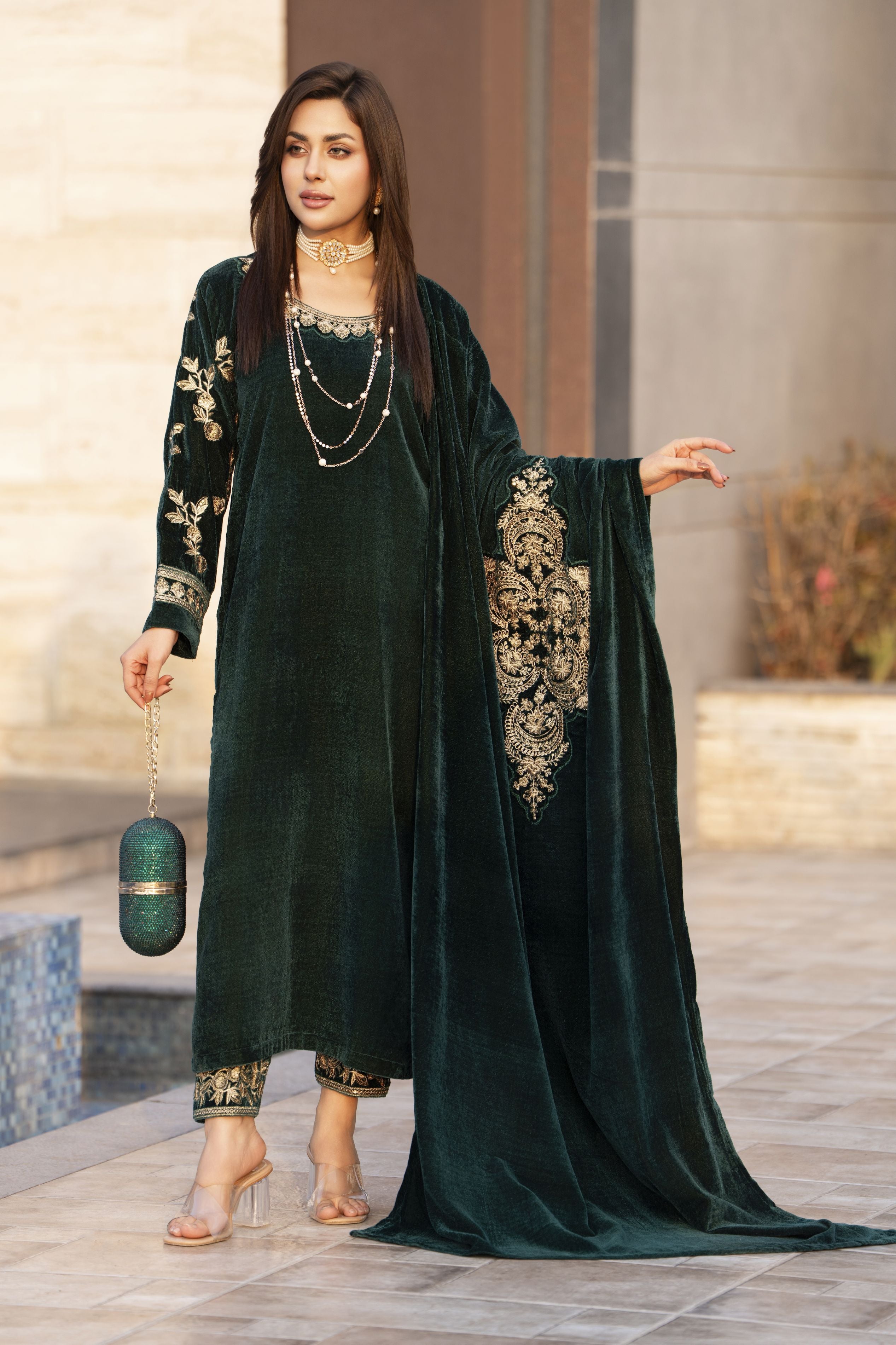 Aleezay KASHMÉ – Emerald Green Velvet 3pc Suit with Velvet Shawl KA5