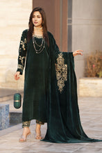 Aleezay KASHMÉ – Emerald Green Velvet 3pc Suit with Velvet Shawl KA5