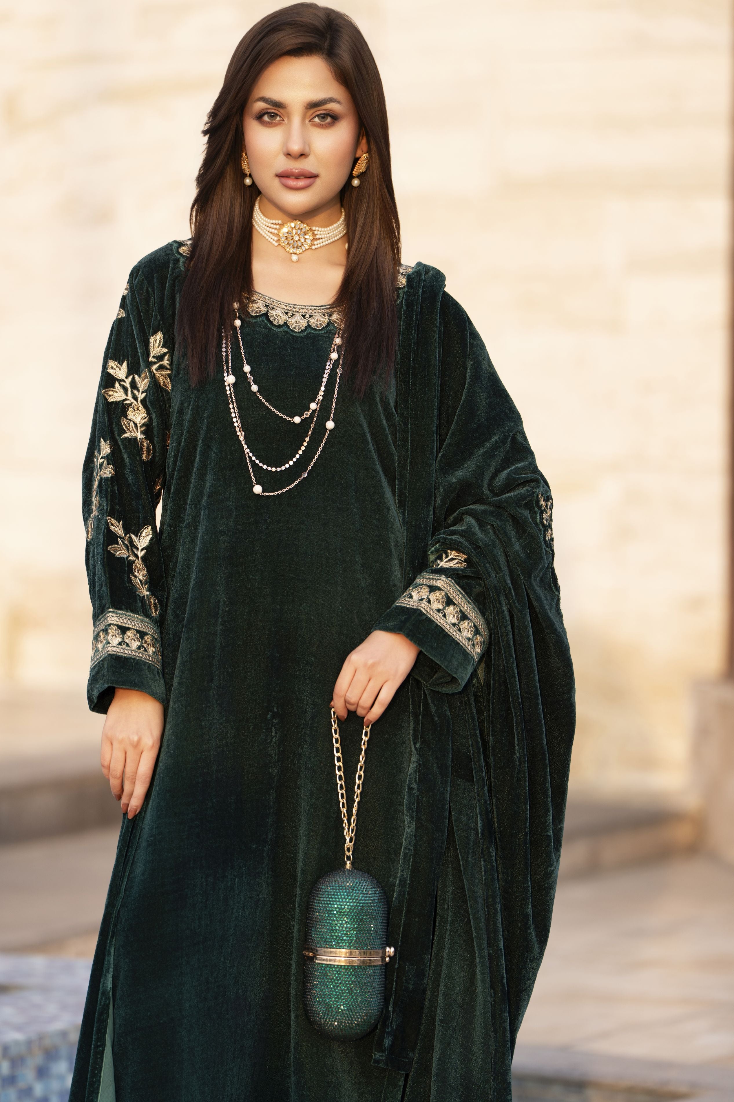 Aleezay KASHMÉ – Emerald Green Velvet 3pc Suit with Velvet Shawl KA5