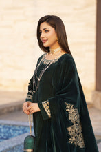 Aleezay KASHMÉ – Emerald Green Velvet 3pc Suit with Velvet Shawl KA5