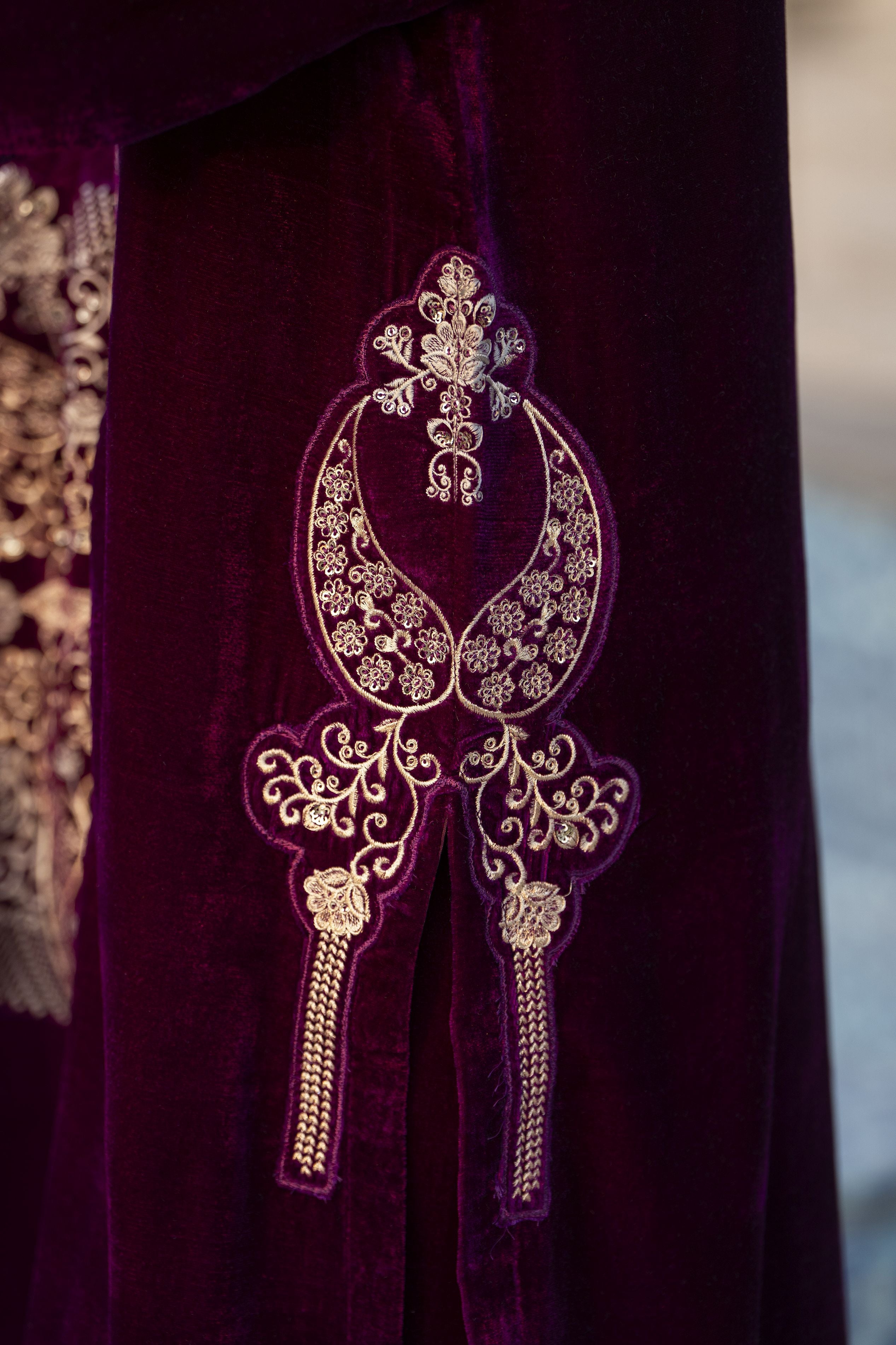 Aleezay KASHMÉ – Plum Purple Velvet 3pc Suit with Velvet Shawl KA7