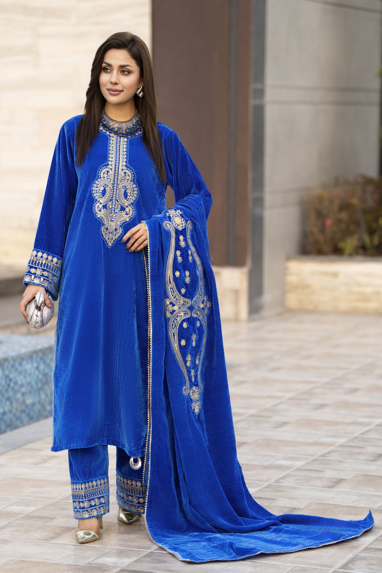 Aleezay KASHMÉ – Royal Blue Velvet 3pc Suit with Velvet Shawl KA1