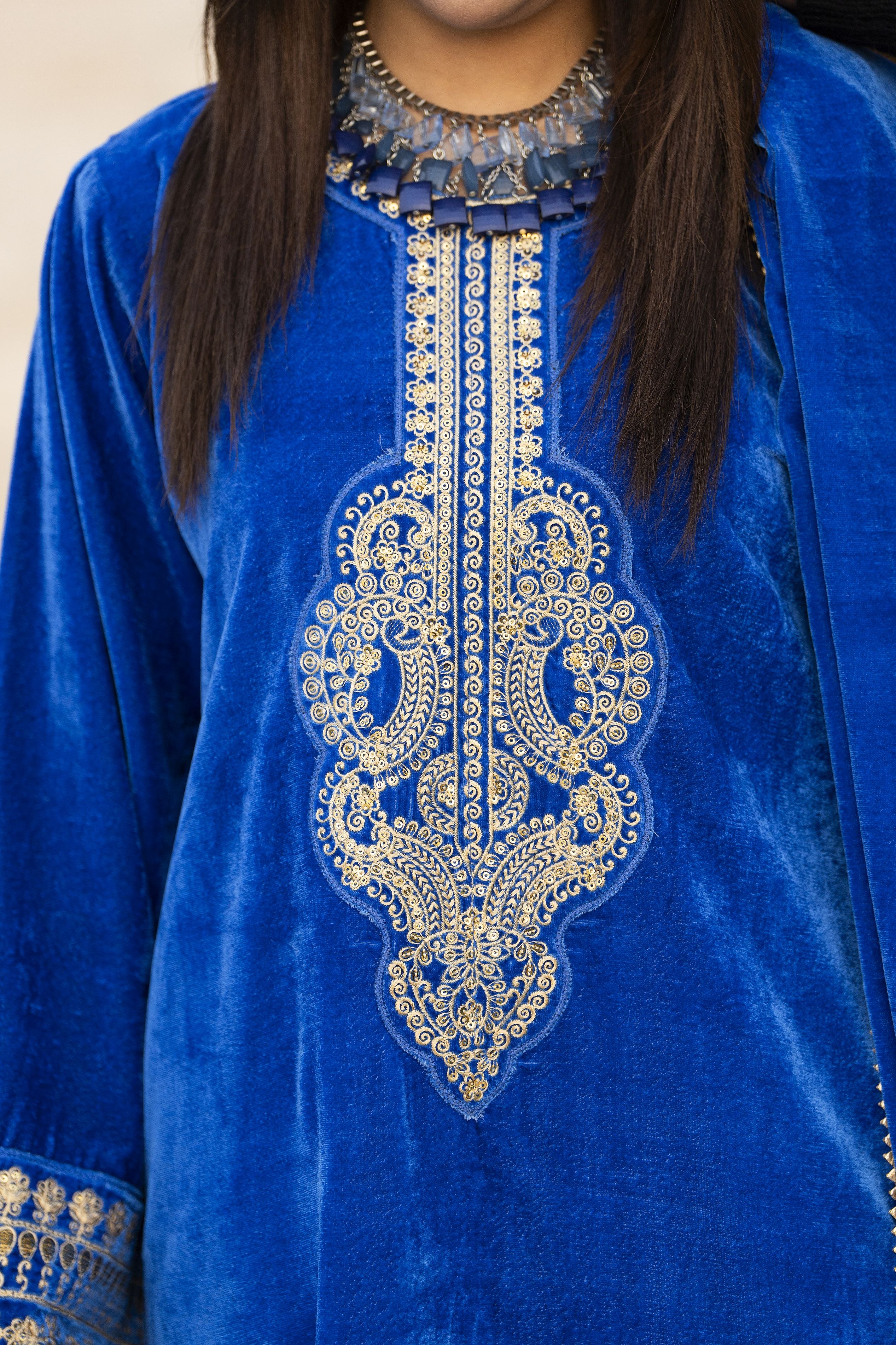 Aleezay KASHMÉ – Royal Blue Velvet 3pc Suit with Velvet Shawl KA1