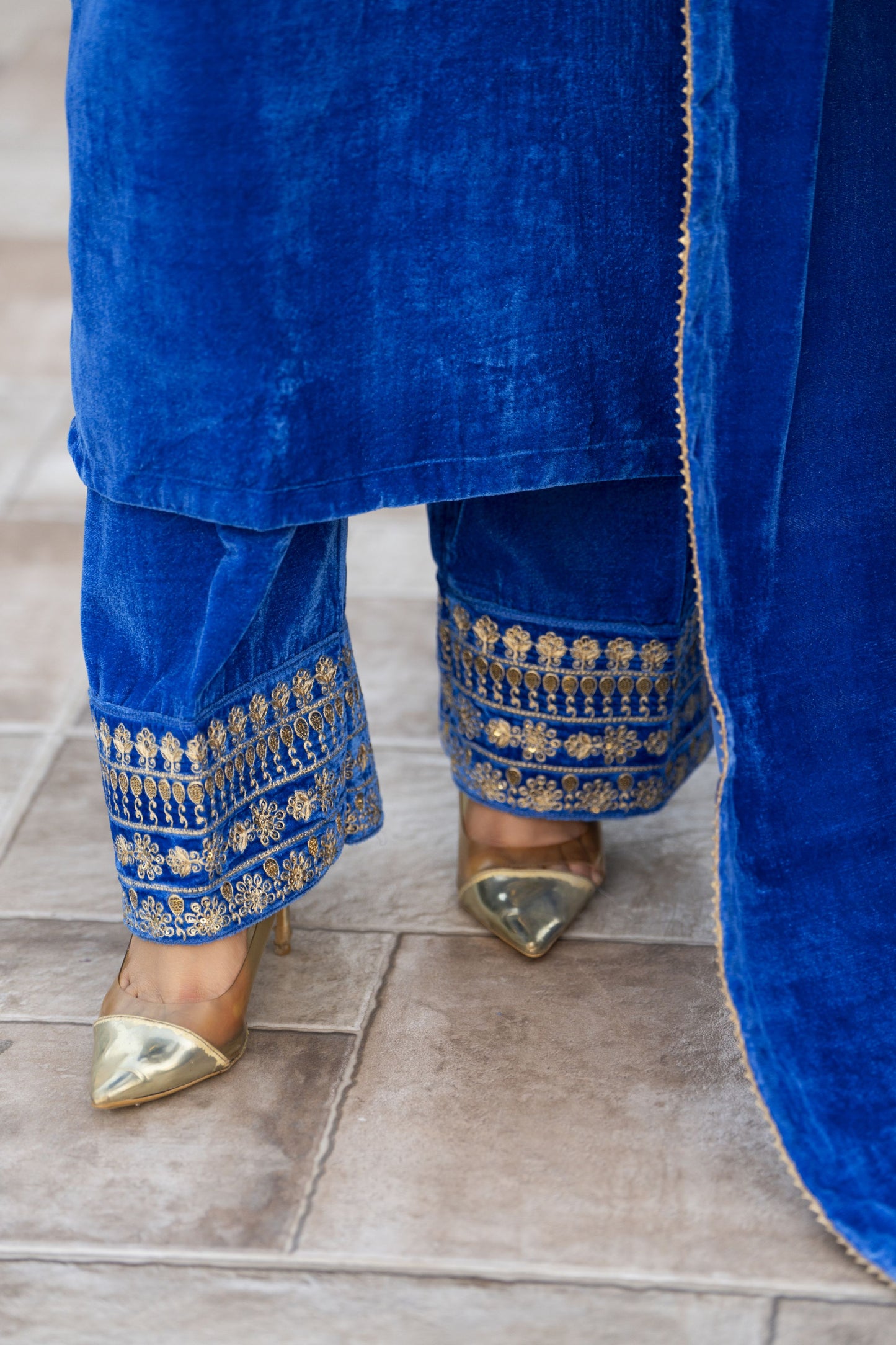 Aleezay KASHMÉ – Royal Blue Velvet 3pc Suit with Velvet Shawl KA1