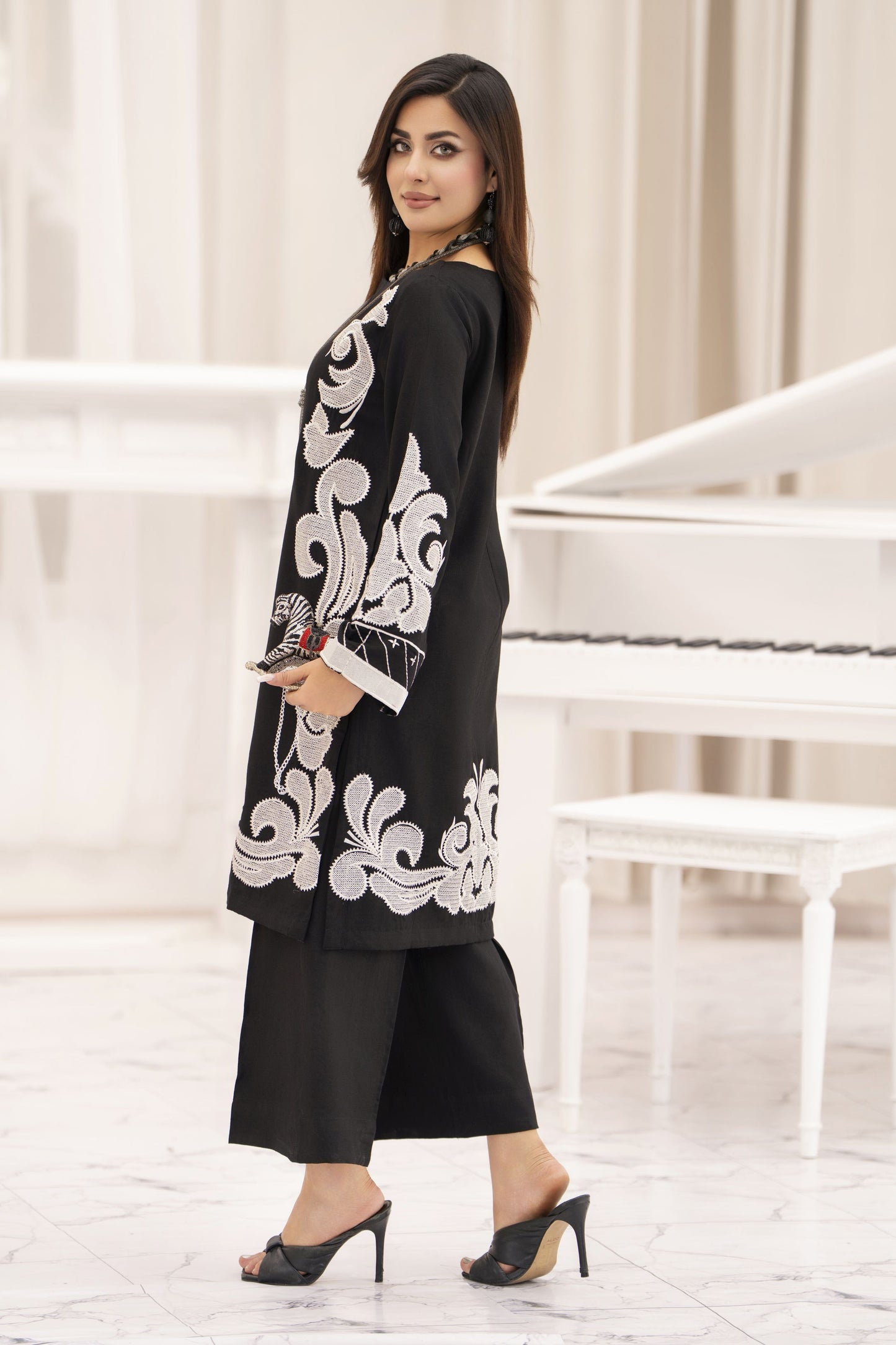 Miski FrostFit – Black Embroidered Dhanak 2pc Dress FFM3