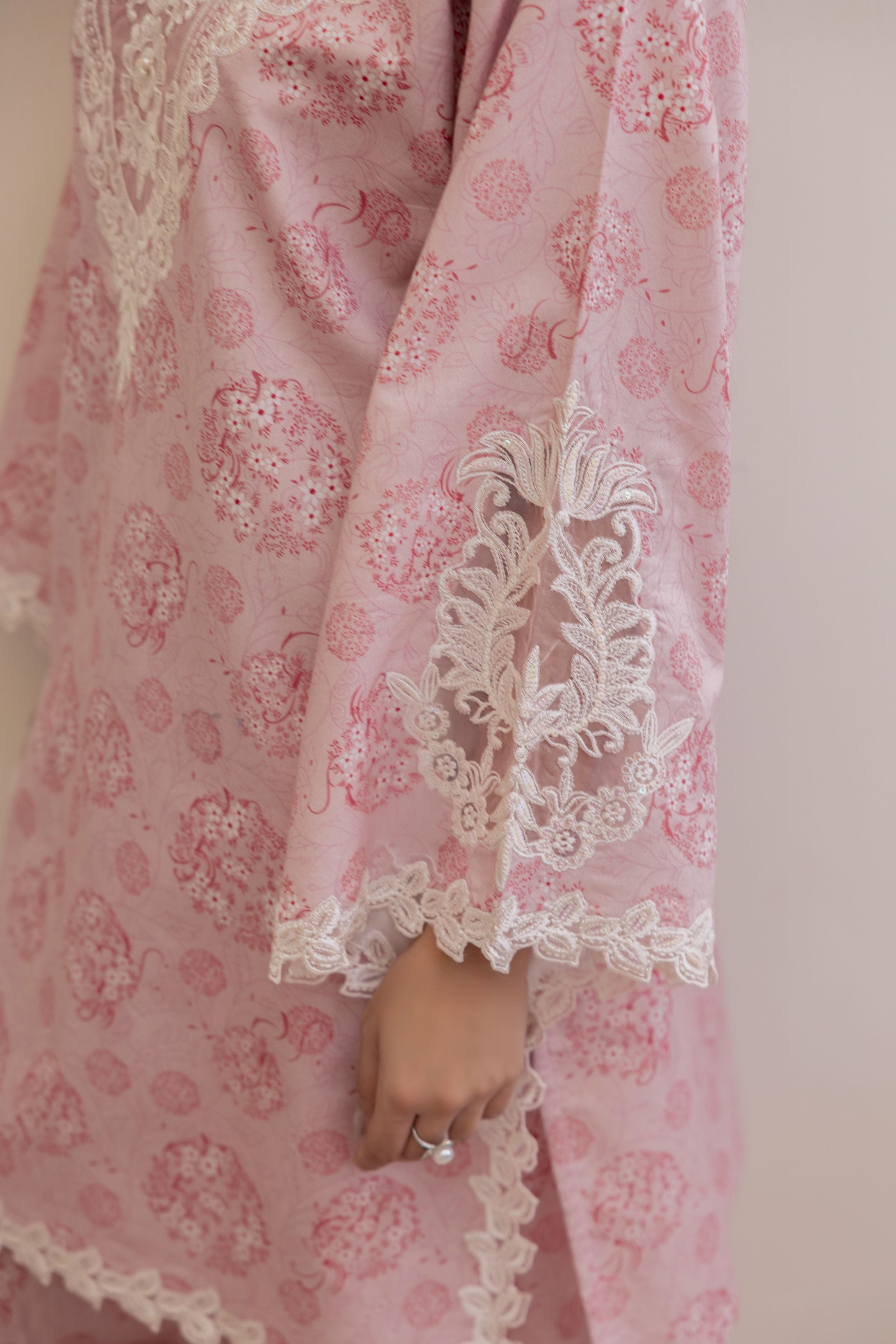 Mohagni Ready to Wear Embroidered Lawn 3pc Farhi Shalwar Suit in Soft Pink SLM5