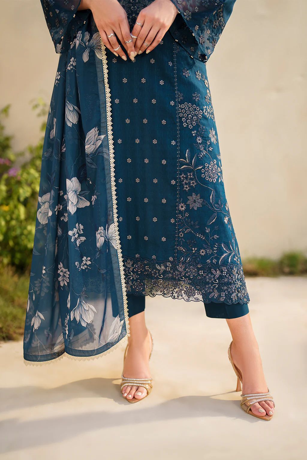 IZNIK Festive Lawn SFL-01
