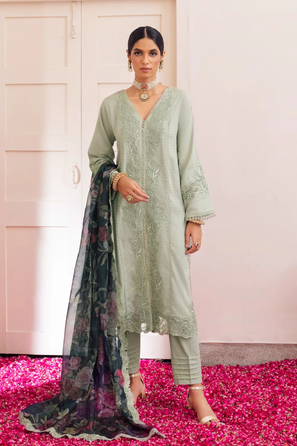 Iznik Aashiaan Festive Lawn Insha 05