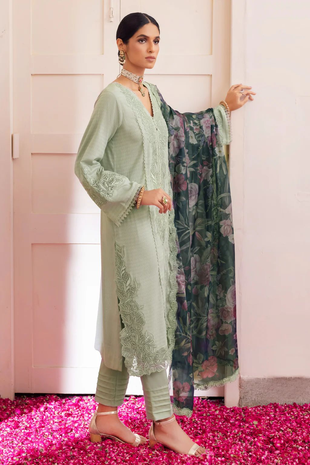 Iznik Aashiaan Festive Lawn Insha 05