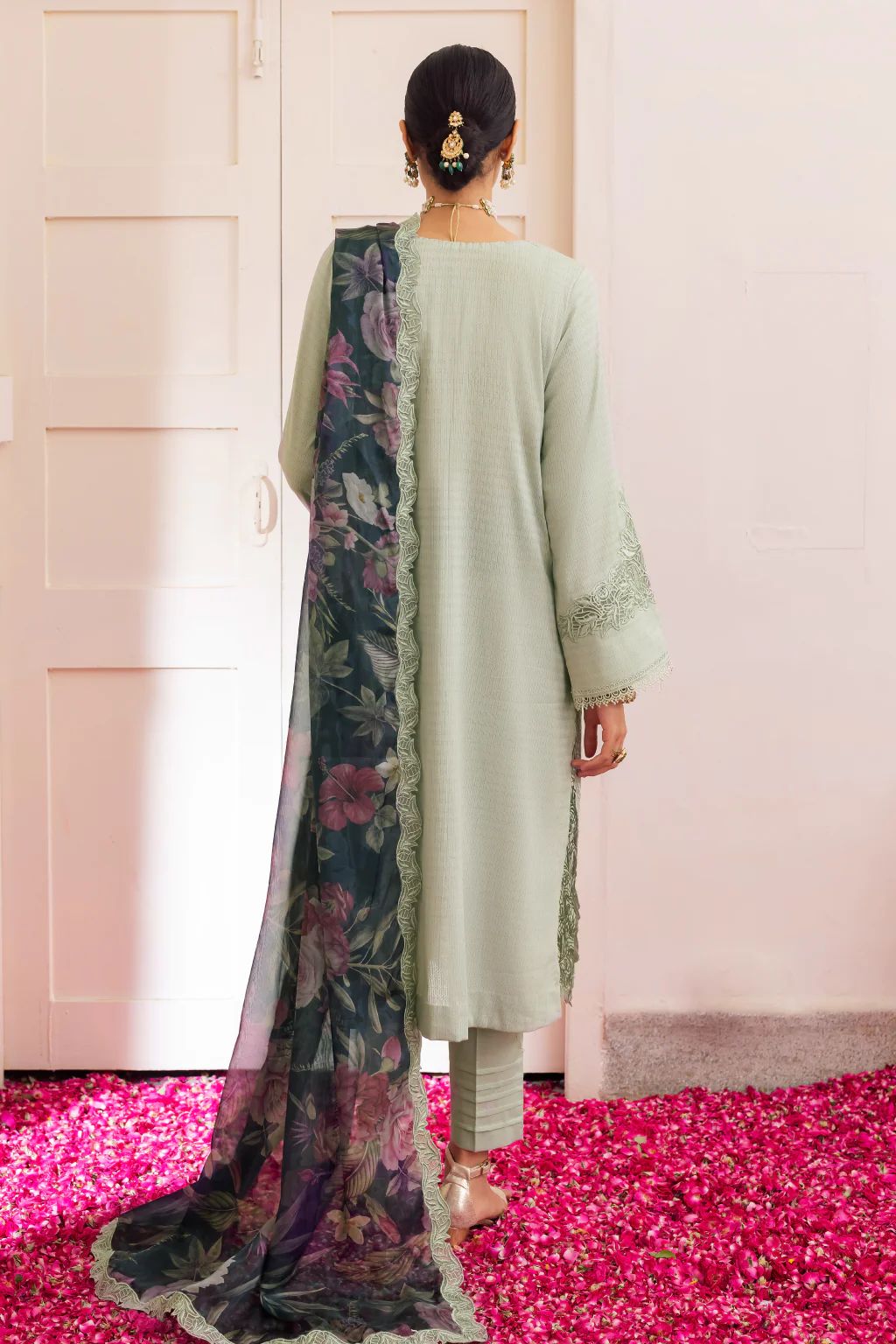 Iznik Aashiaan Festive Lawn Insha 05