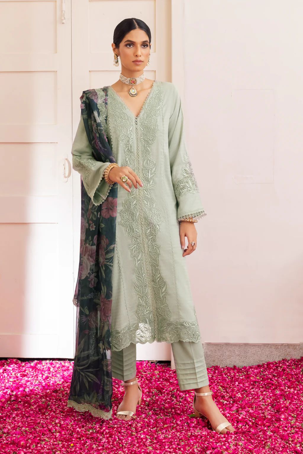 Iznik Aashiaan Festive Lawn Insha 05