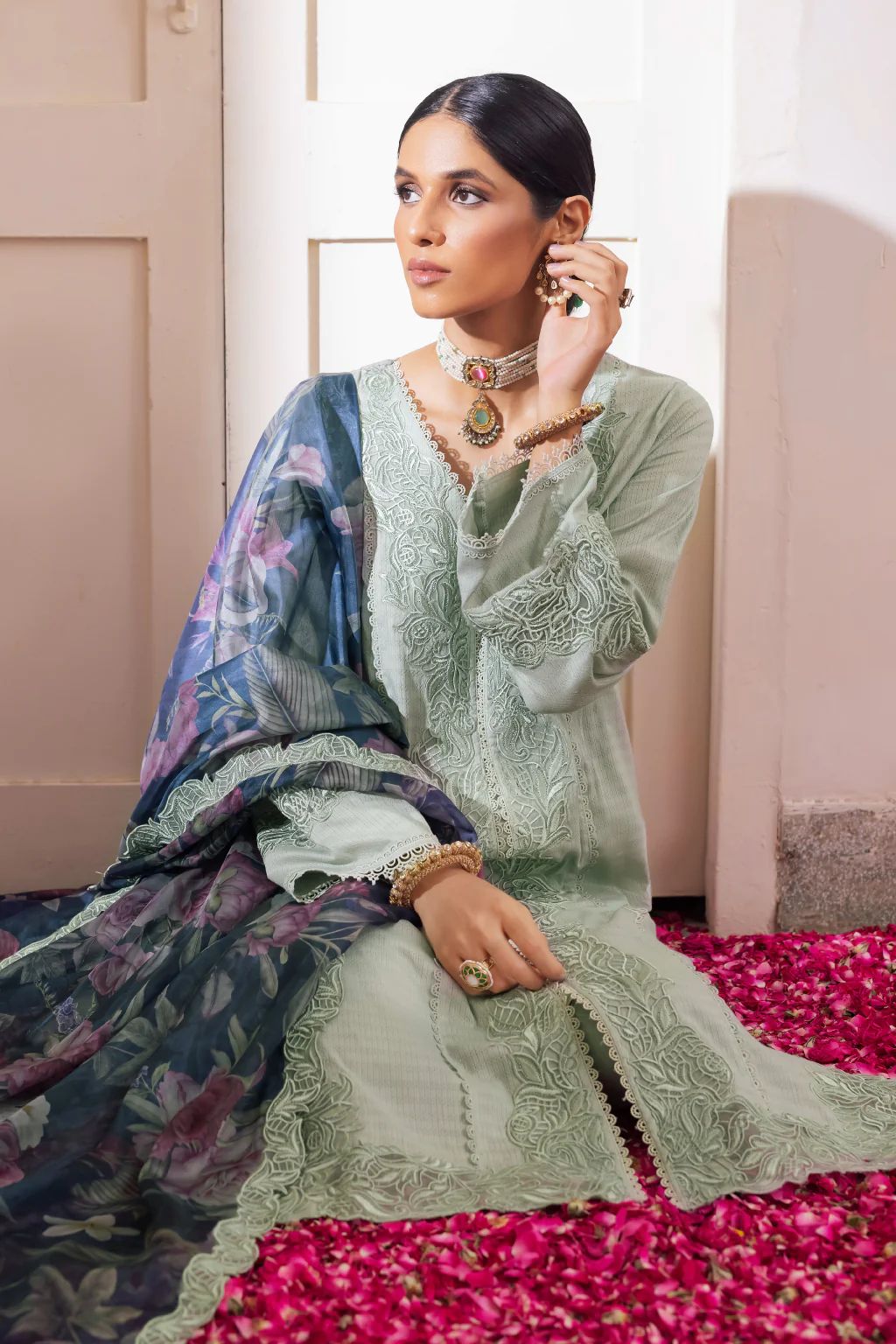 Iznik Aashiaan Festive Lawn Insha 05