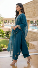 Miski Winter Essentials 3pc Teal Embroidered Linen Suit with Net Dupatta – MWE3